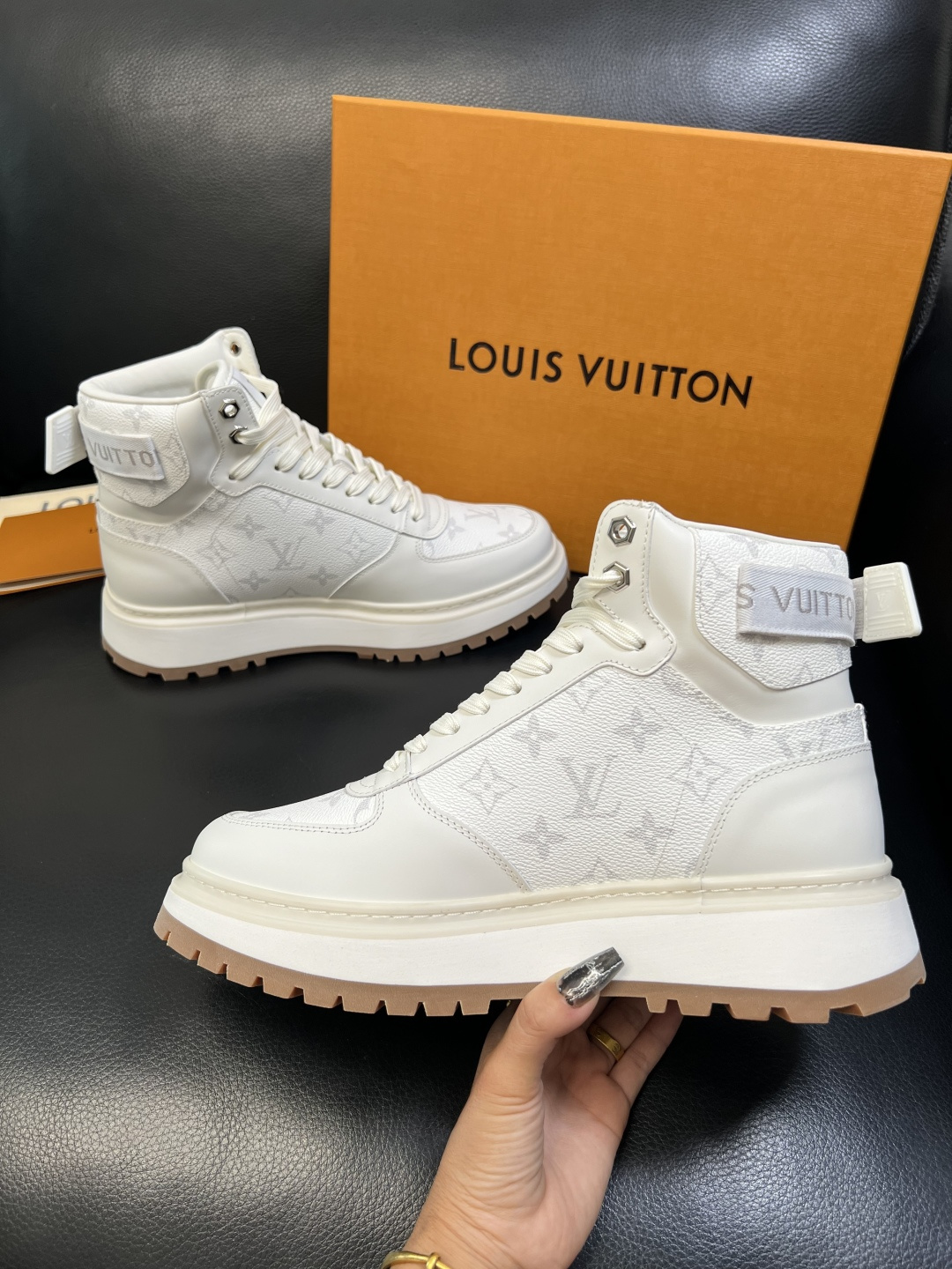 Lv 高品质 顶级工艺品 路易威登，高帮靴子专柜同步原厂配置，鞋面意大利进口，高品质拼接缤纷色彩复杂工艺