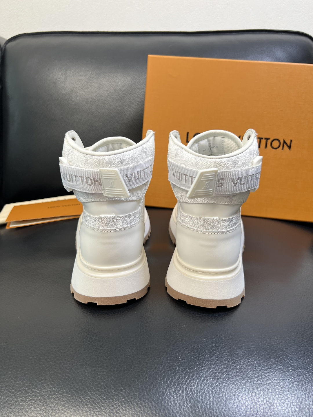 Lv 高品质 顶级工艺品 路易威登，高帮靴子专柜同步原厂配置，鞋面意大利进口，高品质拼接缤纷色彩复杂工艺