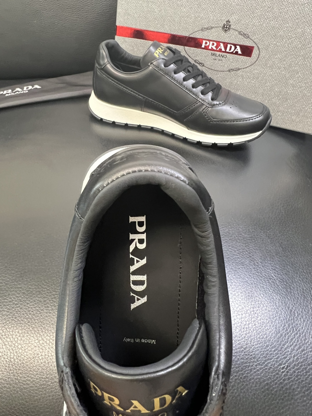 PRADA 高品质 顶级工艺品 普拉达 专柜同步 原厂配置，意大利进口原版牛皮面料，透气舒适进口水染牛里