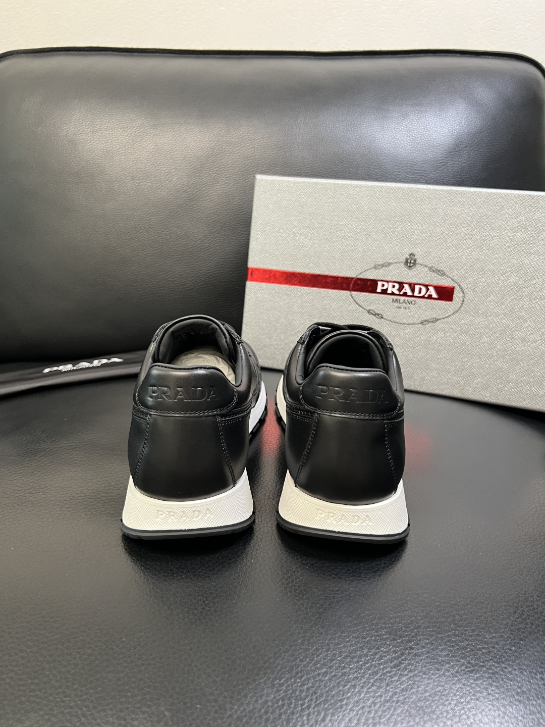 PRADA 高品质 顶级工艺品 普拉达 专柜同步 原厂配置，意大利进口原版牛皮面料，透气舒适进口水染牛里