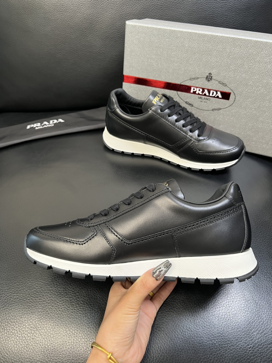 PRADA 高品质 顶级工艺品 普拉达 专柜同步 原厂配置，意大利进口原版牛皮面料，透气舒适进口水染牛里