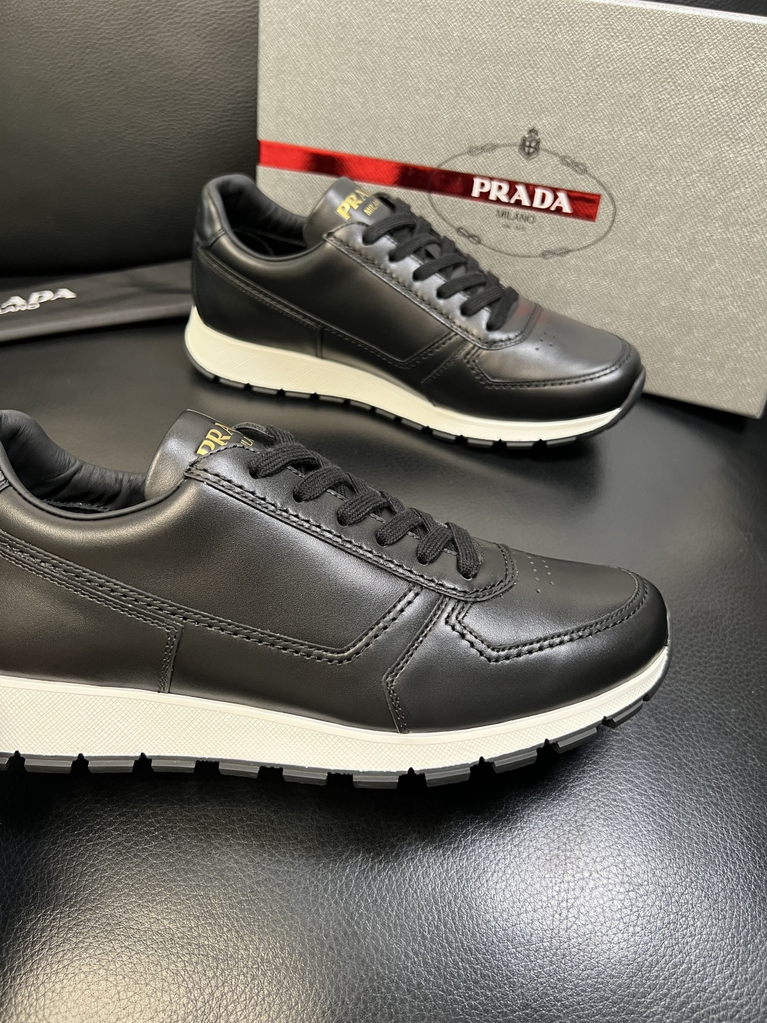 PRADA 高品质 顶级工艺品 普拉达 专柜同步 原厂配置，意大利进口原版牛皮面料，透气舒适进口水染牛里