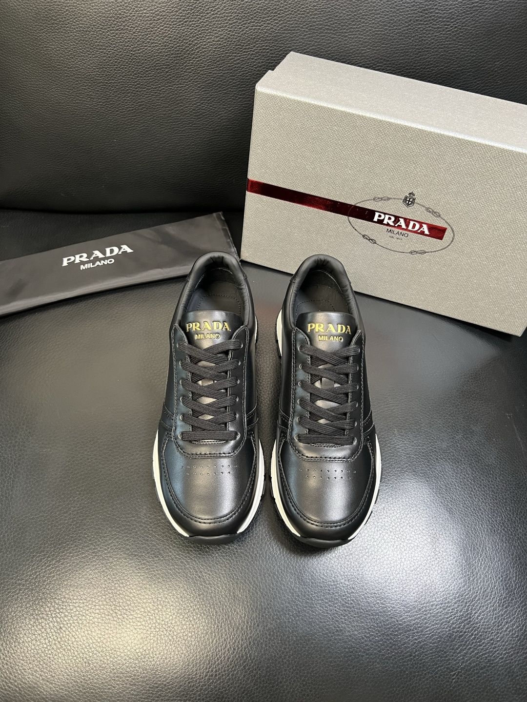 PRADA 高品质 顶级工艺品 普拉达 专柜同步 原厂配置，意大利进口原版牛皮面料，透气舒适进口水染牛里