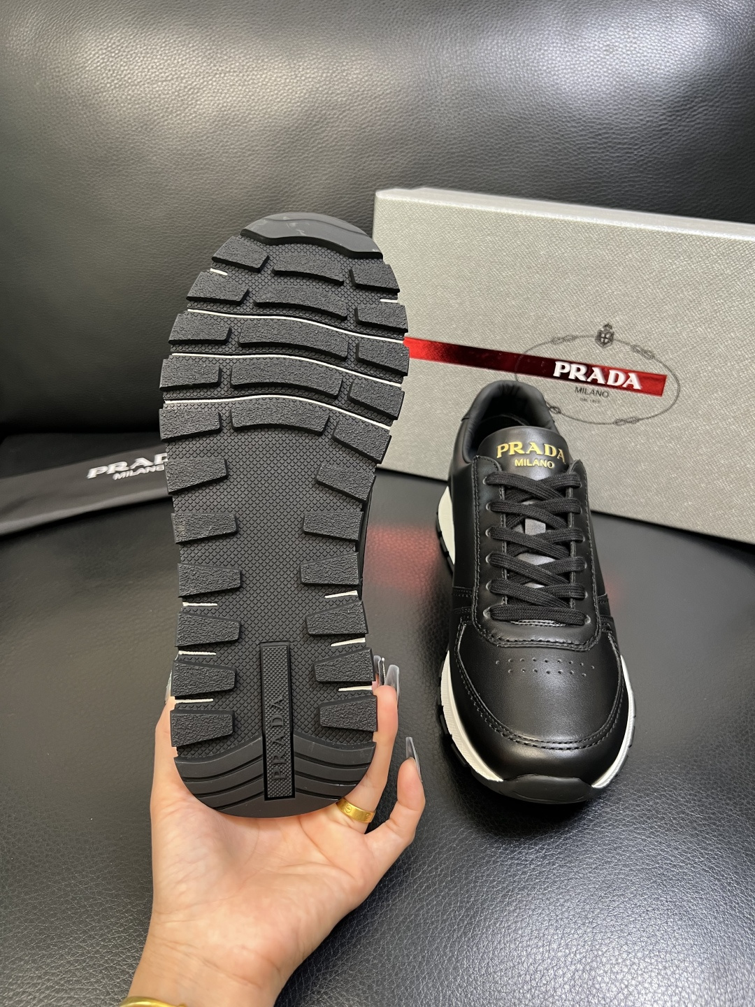 PRADA 高品质 顶级工艺品 普拉达 专柜同步 原厂配置，意大利进口原版牛皮面料，透气舒适进口水染牛里