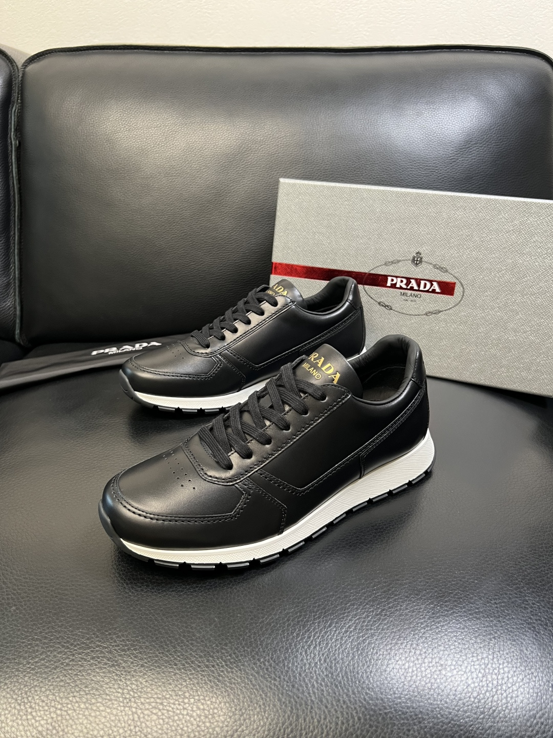 PRADA 高品质 顶级工艺品 普拉达 专柜同步 原厂配置，意大利进口原版牛皮面料，透气舒适进口水染牛里