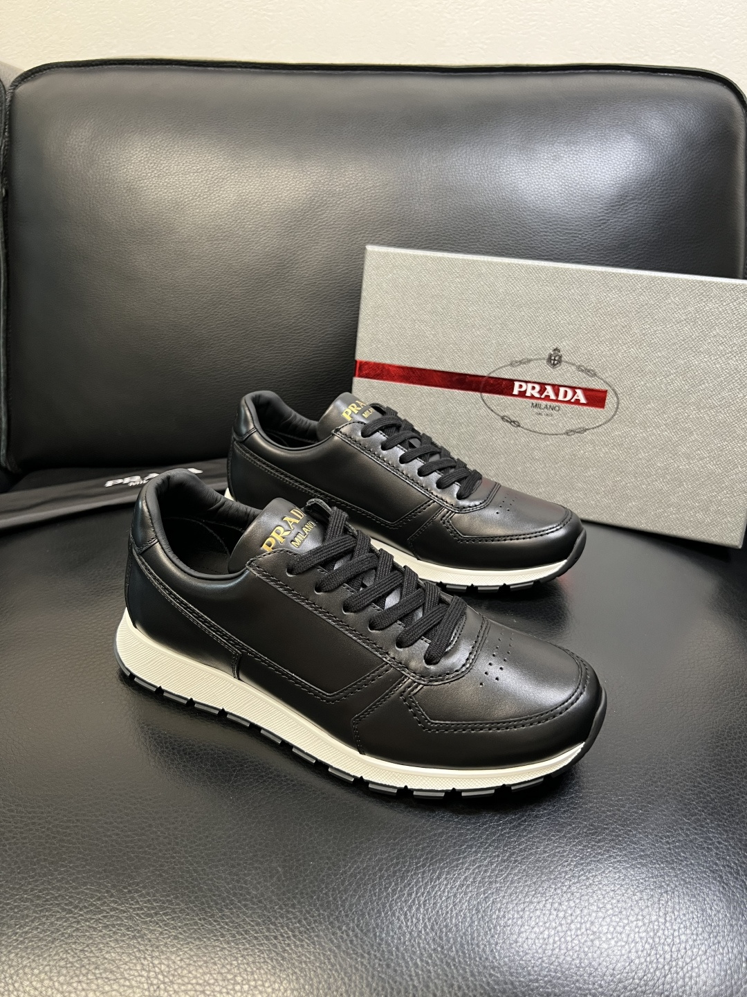 PRADA 高品质 顶级工艺品 普拉达 专柜同步 原厂配置，意大利进口原版牛皮面料，透气舒适进口水染牛里