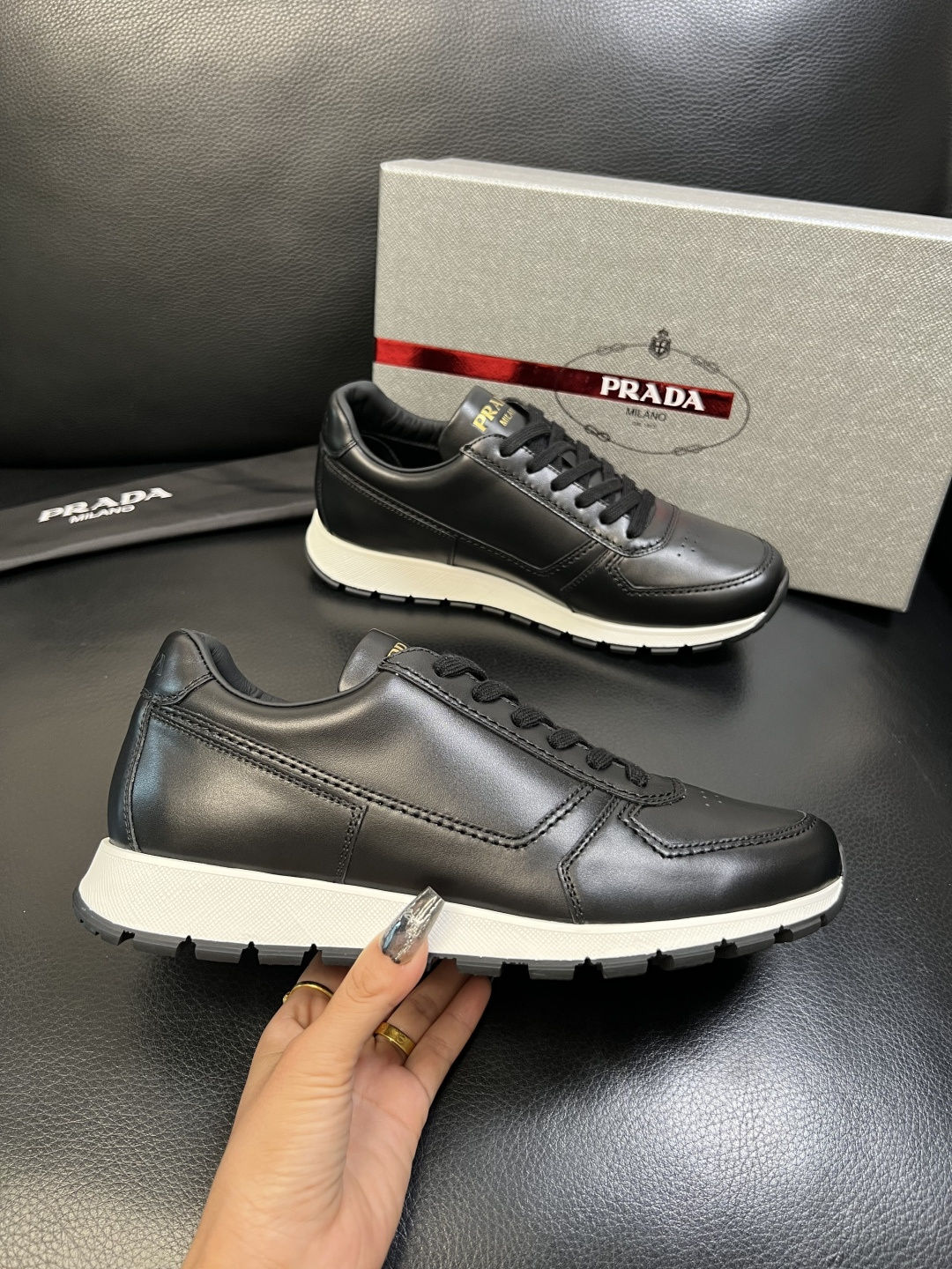 PRADA 高品质 顶级工艺品 普拉达 专柜同步 原厂配置，意大利进口原版牛皮面料，透气舒适进口水染牛里