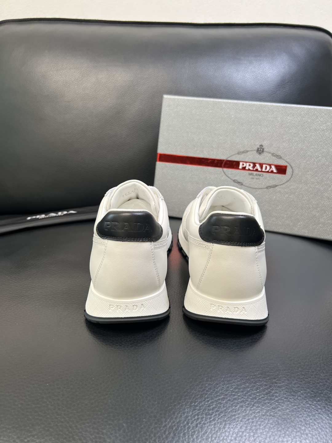 PRADA 高品质 顶级工艺品 普拉达 专柜同步 原厂配置，意大利进口原版牛皮面料，透气舒适进口水染牛里