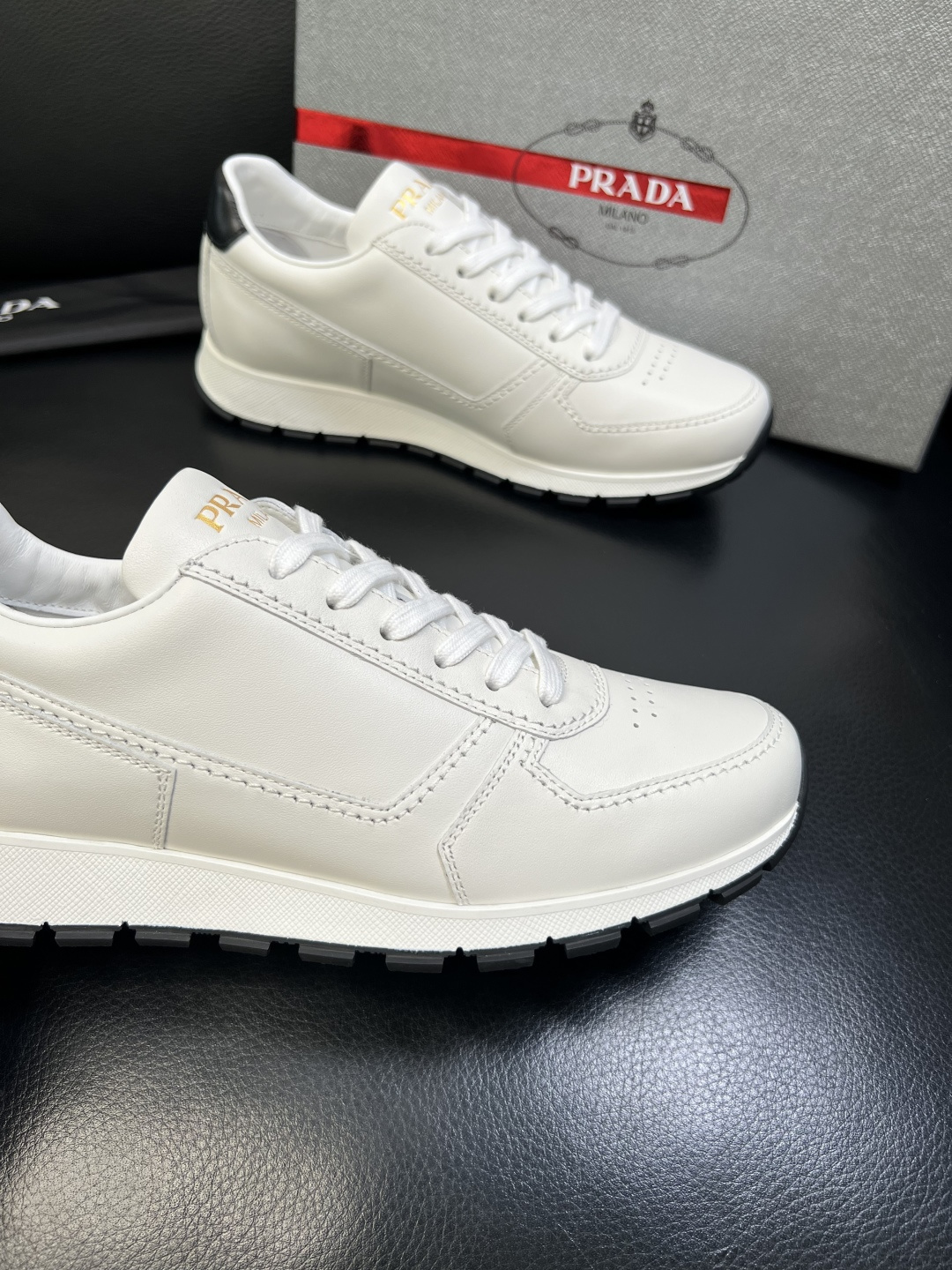 PRADA 高品质 顶级工艺品 普拉达 专柜同步 原厂配置，意大利进口原版牛皮面料，透气舒适进口水染牛里