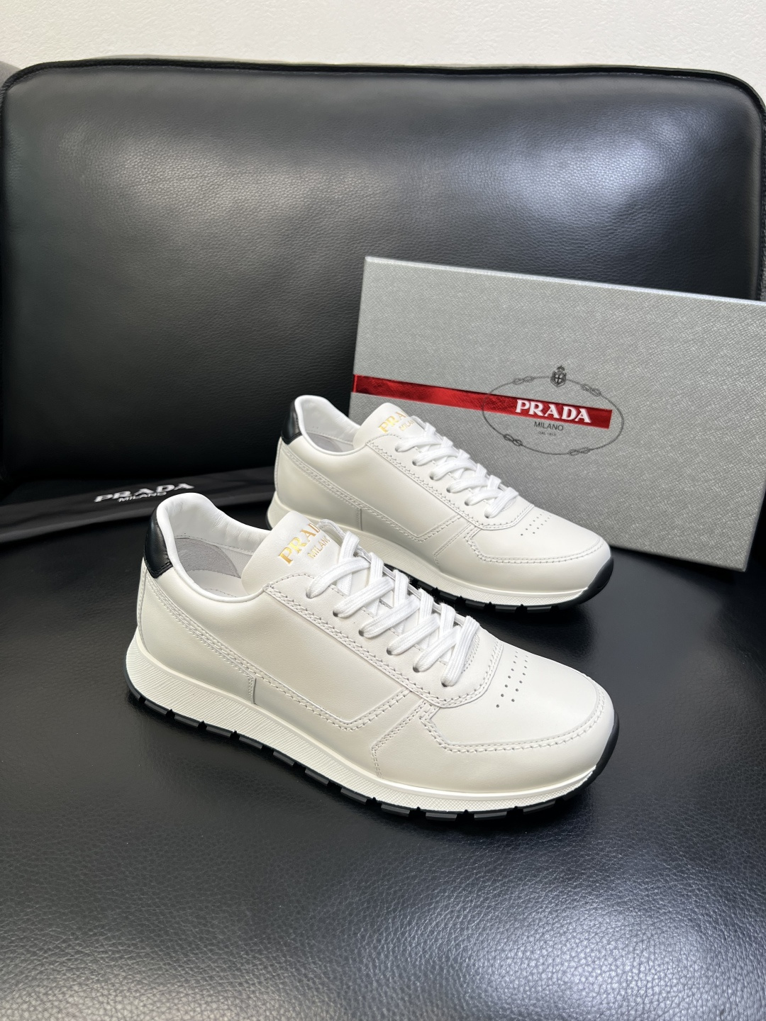 PRADA 高品质 顶级工艺品 普拉达 专柜同步 原厂配置，意大利进口原版牛皮面料，透气舒适进口水染牛里