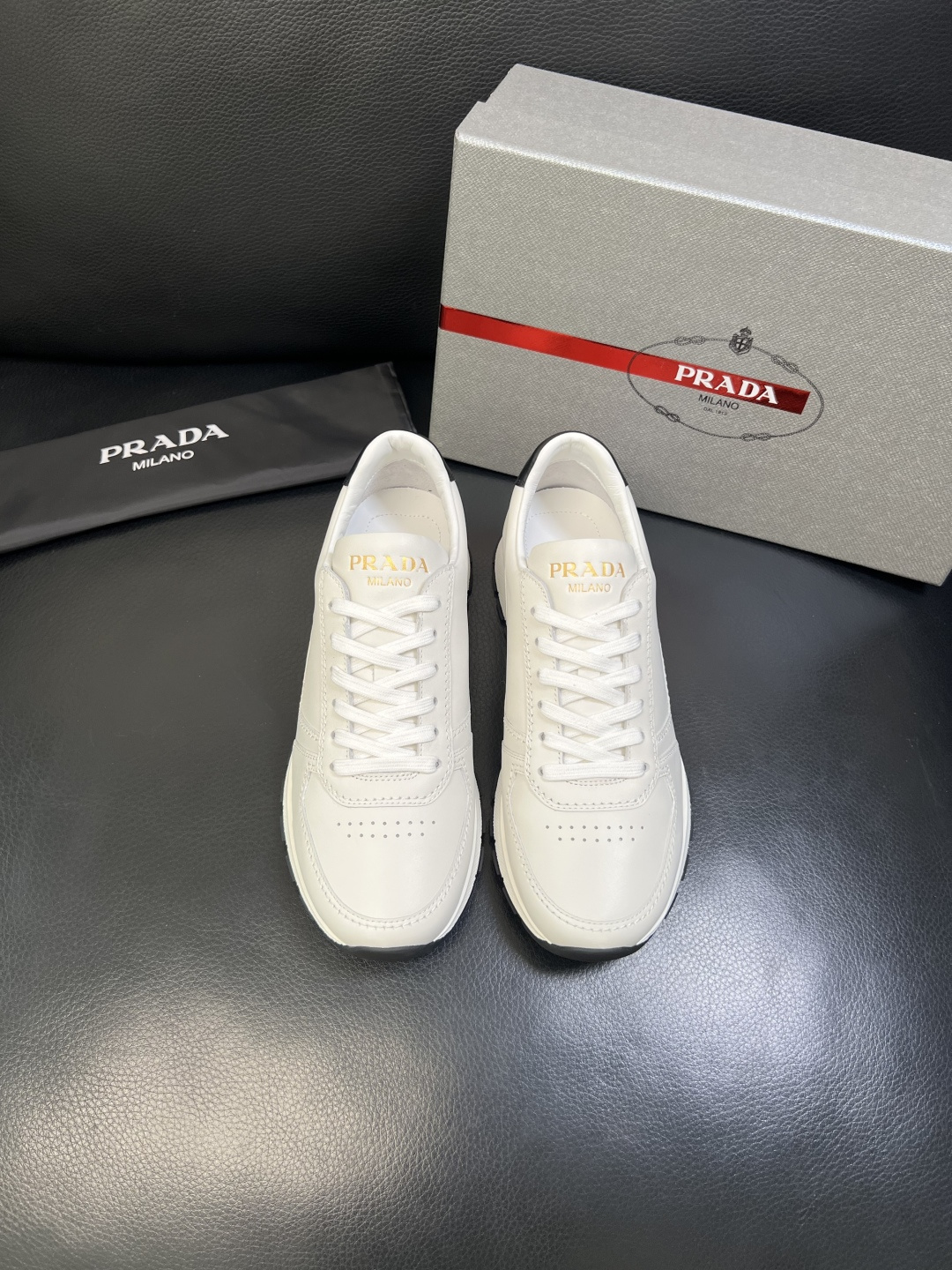 PRADA 高品质 顶级工艺品 普拉达 专柜同步 原厂配置，意大利进口原版牛皮面料，透气舒适进口水染牛里