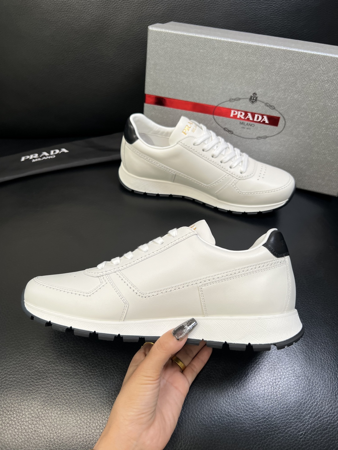 PRADA 高品质 顶级工艺品 普拉达 专柜同步 原厂配置，意大利进口原版牛皮面料，透气舒适进口水染牛里