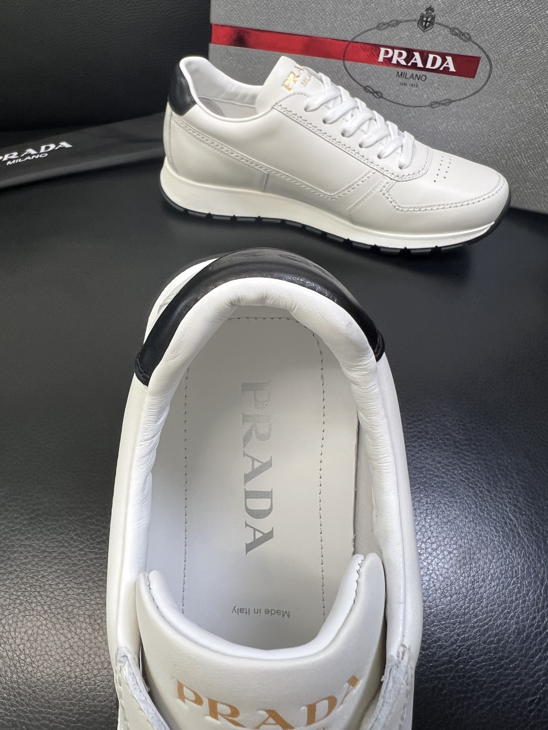 PRADA 高品质 顶级工艺品 普拉达 专柜同步 原厂配置，意大利进口原版牛皮面料，透气舒适进口水染牛里