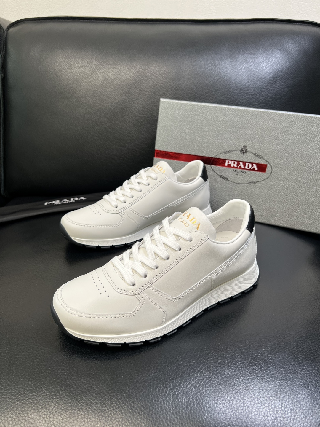 PRADA 高品质 顶级工艺品 普拉达 专柜同步 原厂配置，意大利进口原版牛皮面料，透气舒适进口水染牛里