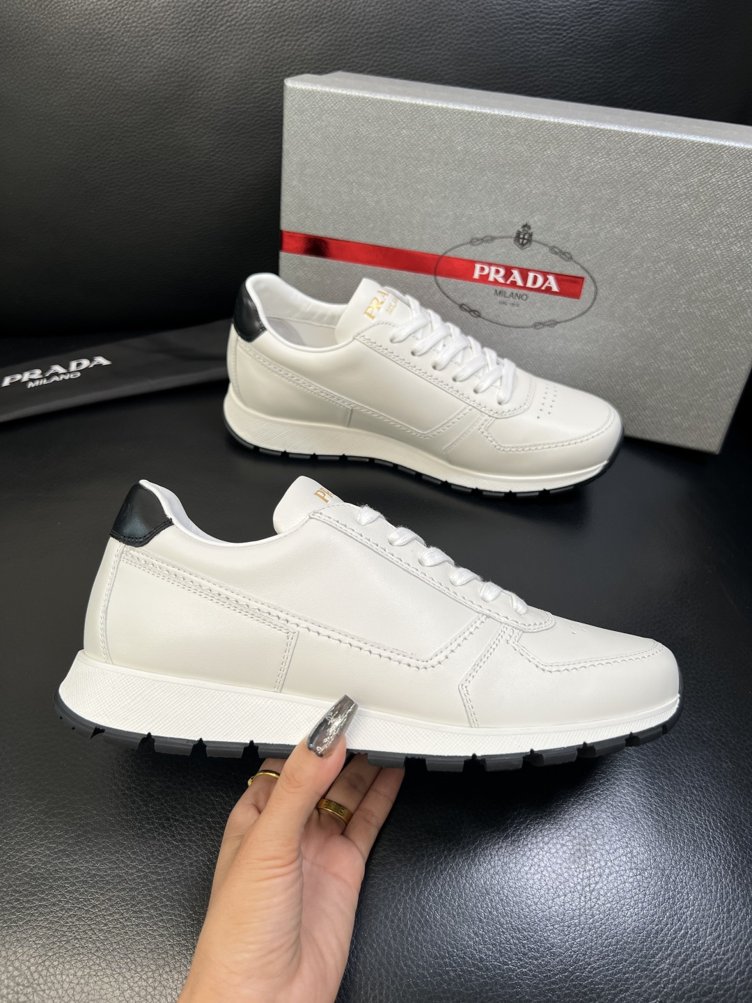 PRADA 高品质 顶级工艺品 普拉达 专柜同步 原厂配置，意大利进口原版牛皮面料，透气舒适进口水染牛里