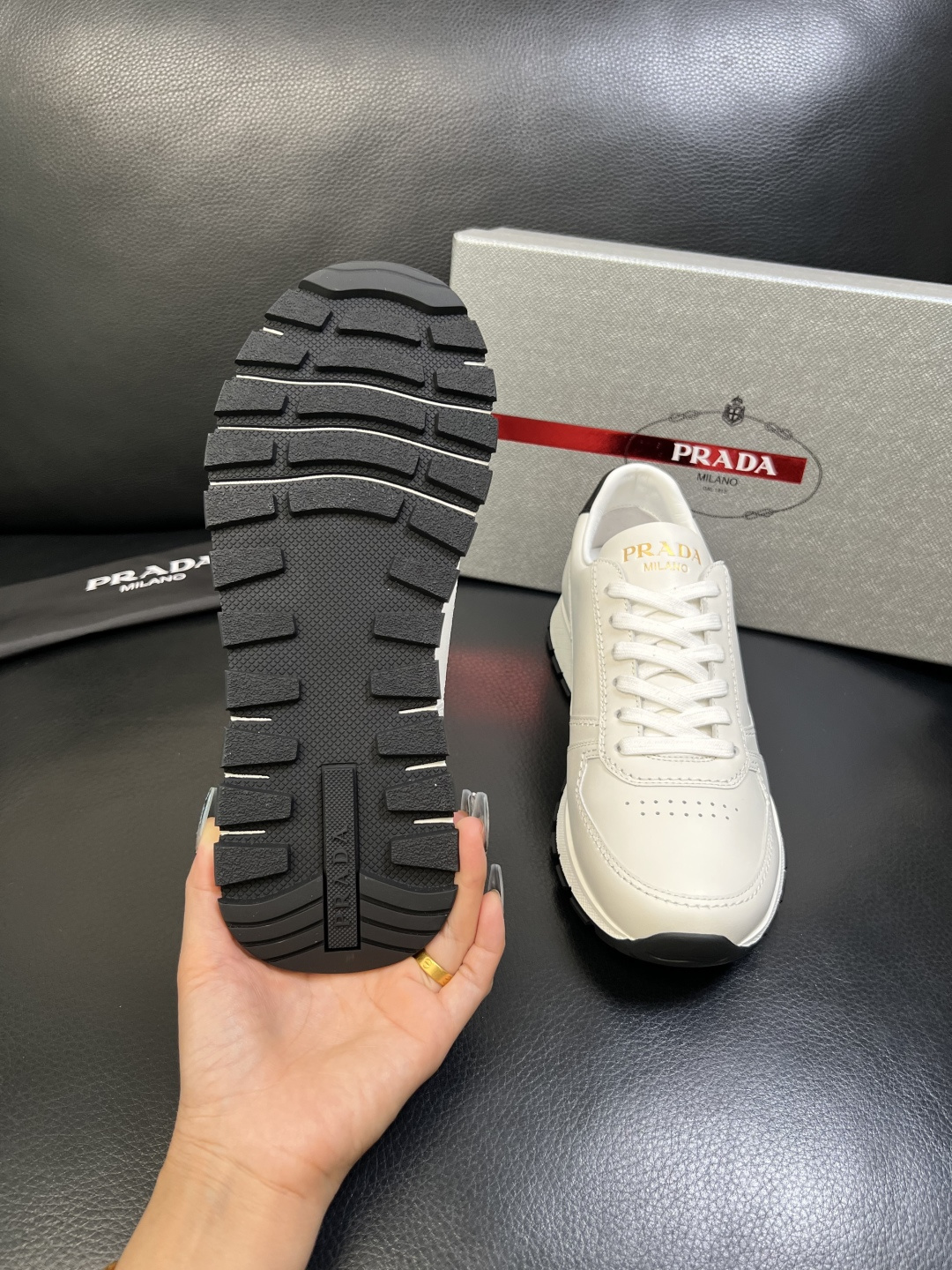 PRADA 高品质 顶级工艺品 普拉达 专柜同步 原厂配置，意大利进口原版牛皮面料，透气舒适进口水染牛里