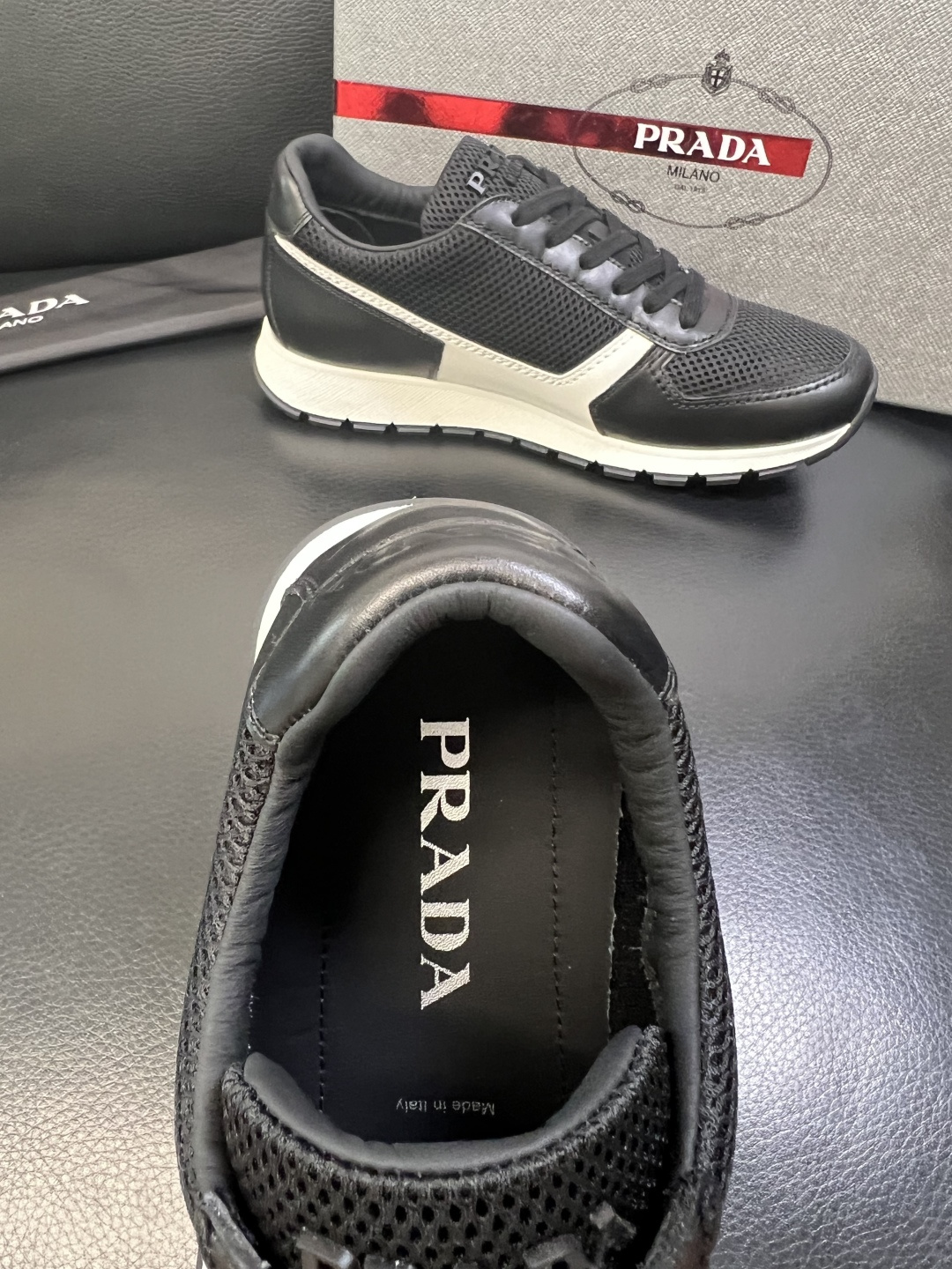 PRADA 高品质 顶级工艺品 普拉达 专柜同步 原厂配置，意大利进口原版牛皮面料，透气舒适进口水染牛里