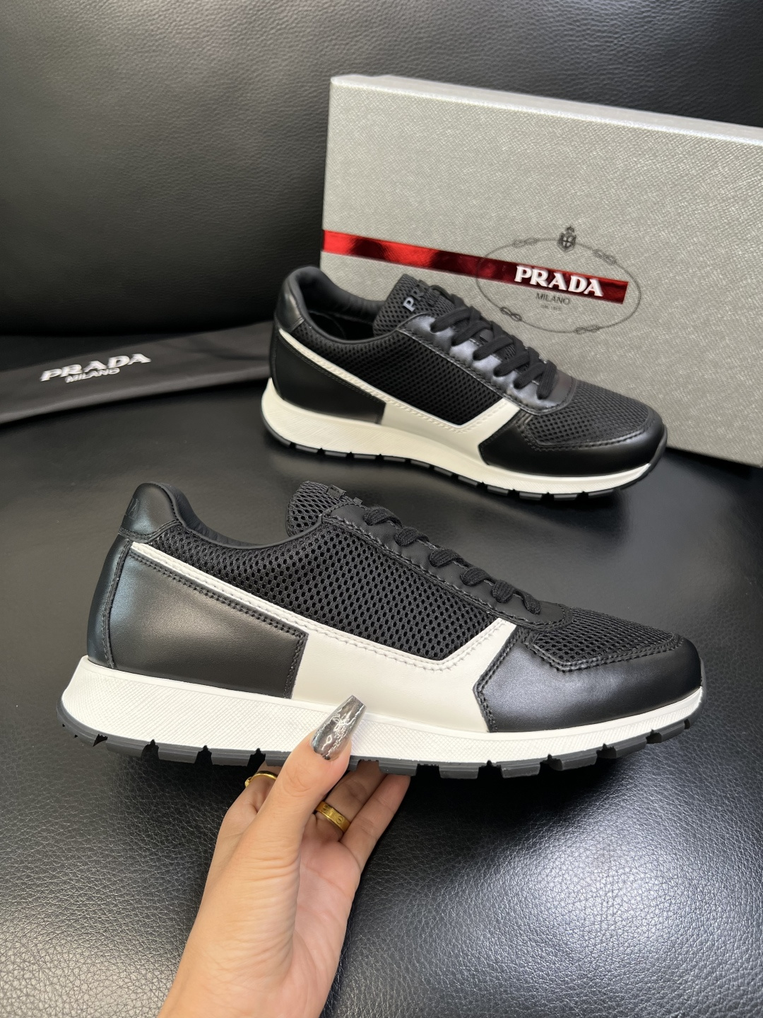 PRADA 高品质 顶级工艺品 普拉达 专柜同步 原厂配置，意大利进口原版牛皮面料，透气舒适进口水染牛里