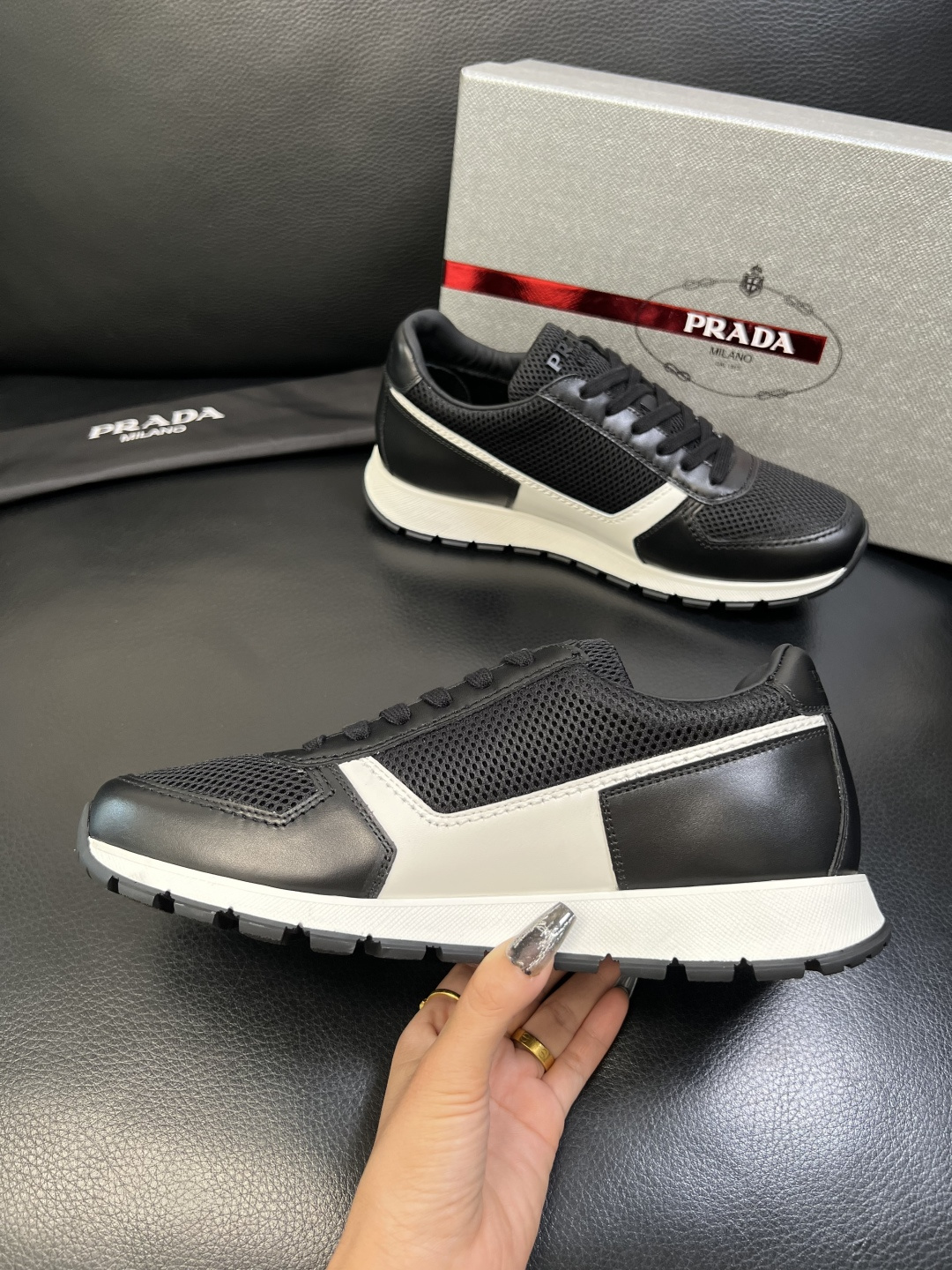 PRADA 高品质 顶级工艺品 普拉达 专柜同步 原厂配置，意大利进口原版牛皮面料，透气舒适进口水染牛里