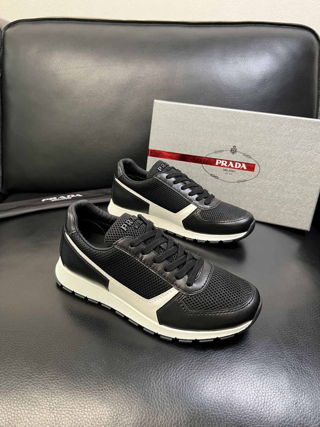 PRADA 高品质 顶级工艺品 普拉达 专柜同步 原厂配置，意大利进口原版牛皮面料，透气舒适进口水染牛里