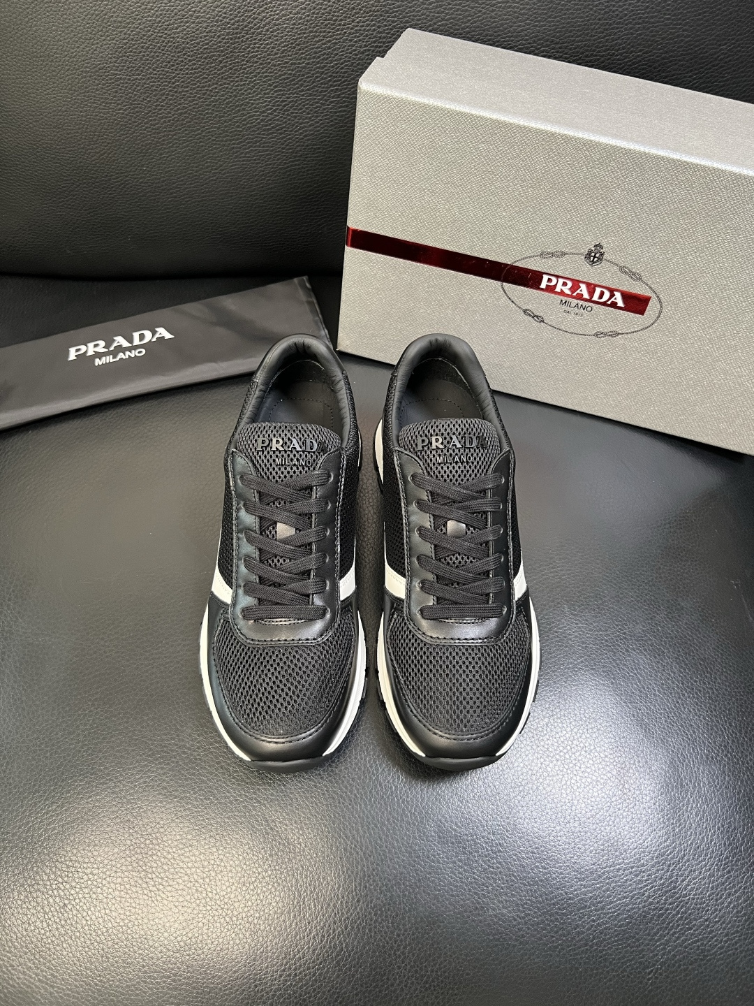 PRADA 高品质 顶级工艺品 普拉达 专柜同步 原厂配置，意大利进口原版牛皮面料，透气舒适进口水染牛里