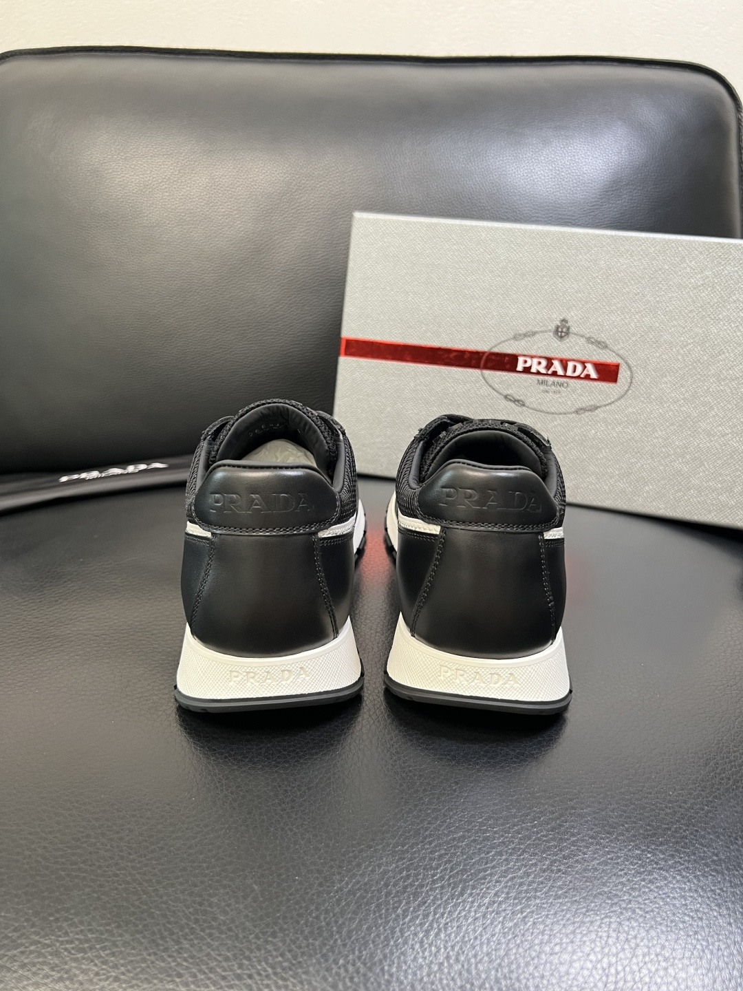 PRADA 高品质 顶级工艺品 普拉达 专柜同步 原厂配置，意大利进口原版牛皮面料，透气舒适进口水染牛里