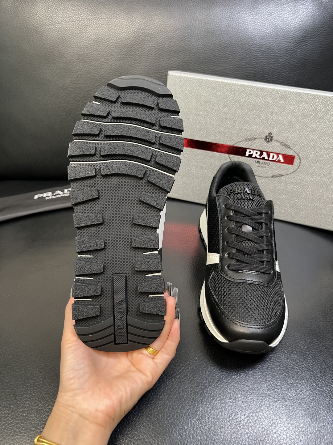 PRADA 高品质 顶级工艺品 普拉达 专柜同步 原厂配置，意大利进口原版牛皮面料，透气舒适进口水染牛里