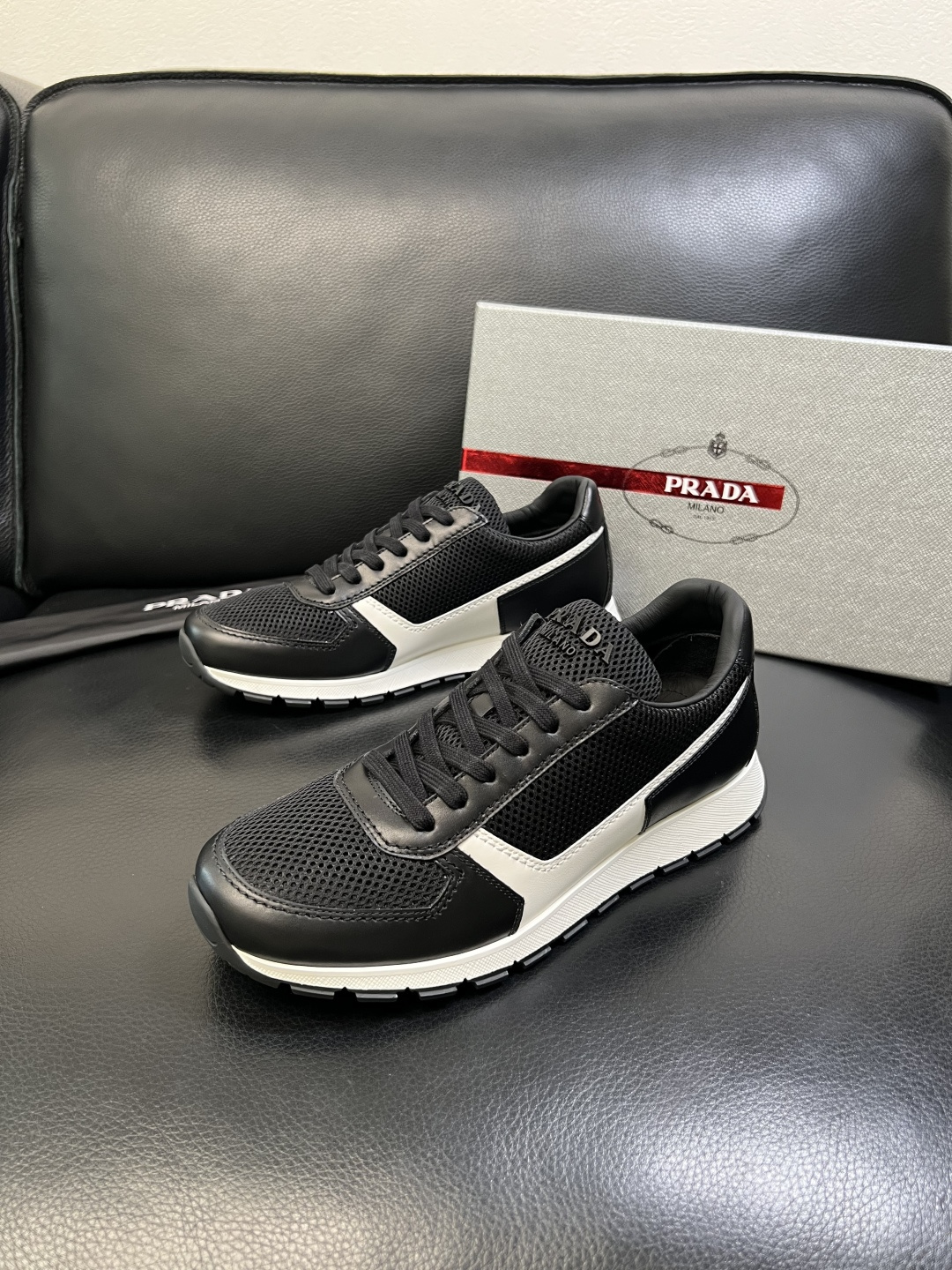 PRADA 高品质 顶级工艺品 普拉达 专柜同步 原厂配置，意大利进口原版牛皮面料，透气舒适进口水染牛里