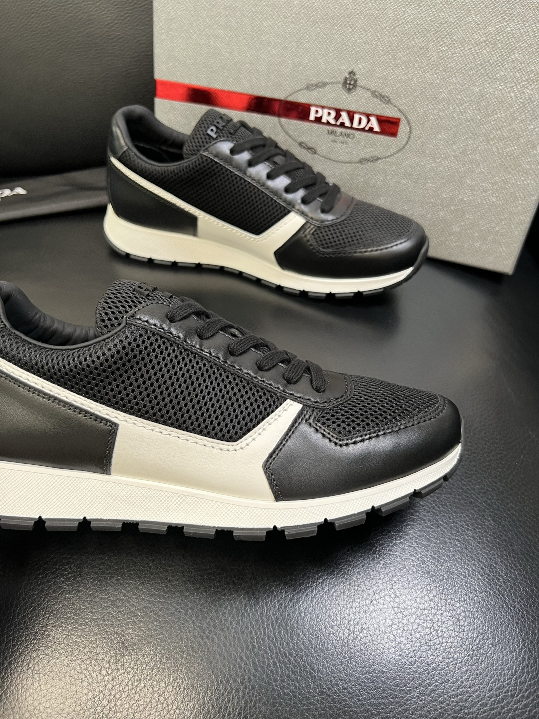 PRADA 高品质 顶级工艺品 普拉达 专柜同步 原厂配置，意大利进口原版牛皮面料，透气舒适进口水染牛里