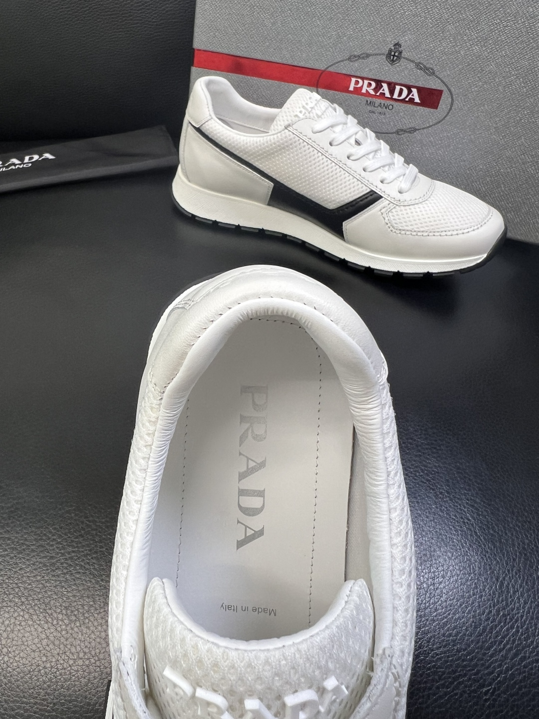 PRADA 高品质 顶级工艺品 普拉达 专柜同步 原厂配置，意大利进口原版牛皮面料，透气舒适进口水染牛里