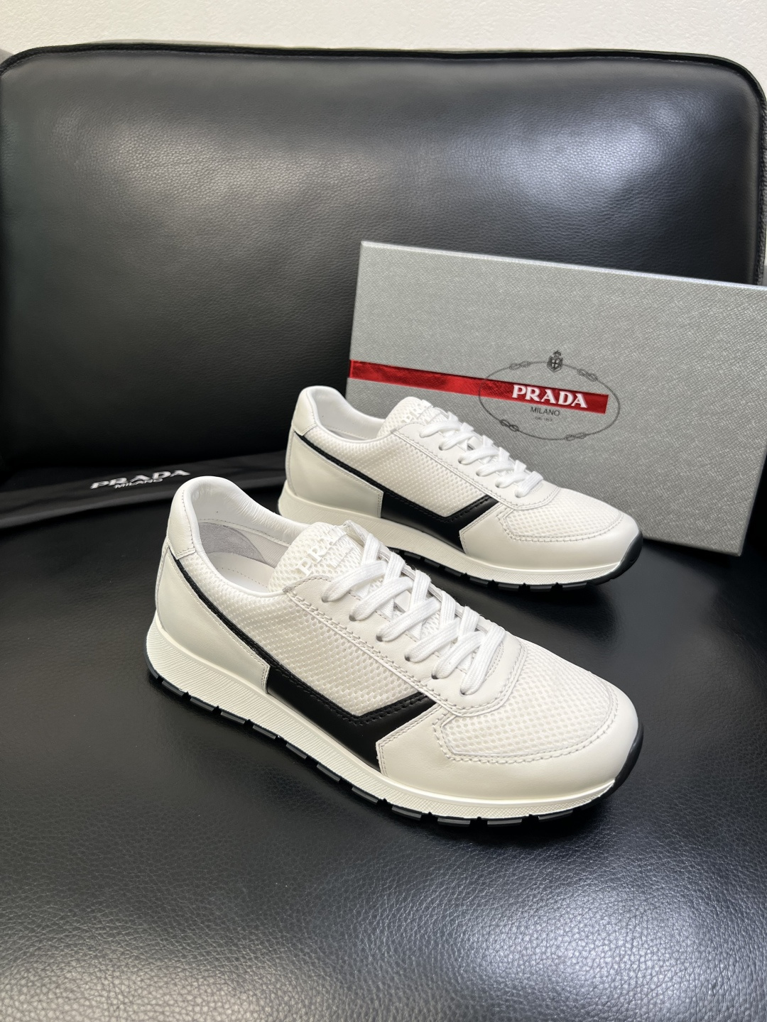 PRADA 高品质 顶级工艺品 普拉达 专柜同步 原厂配置，意大利进口原版牛皮面料，透气舒适进口水染牛里