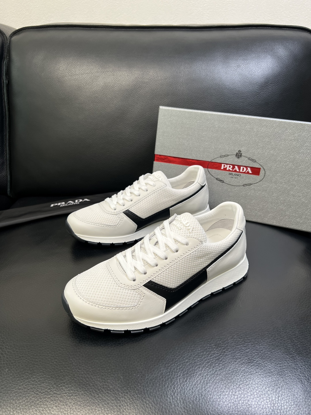 PRADA 高品质 顶级工艺品 普拉达 专柜同步 原厂配置，意大利进口原版牛皮面料，透气舒适进口水染牛里