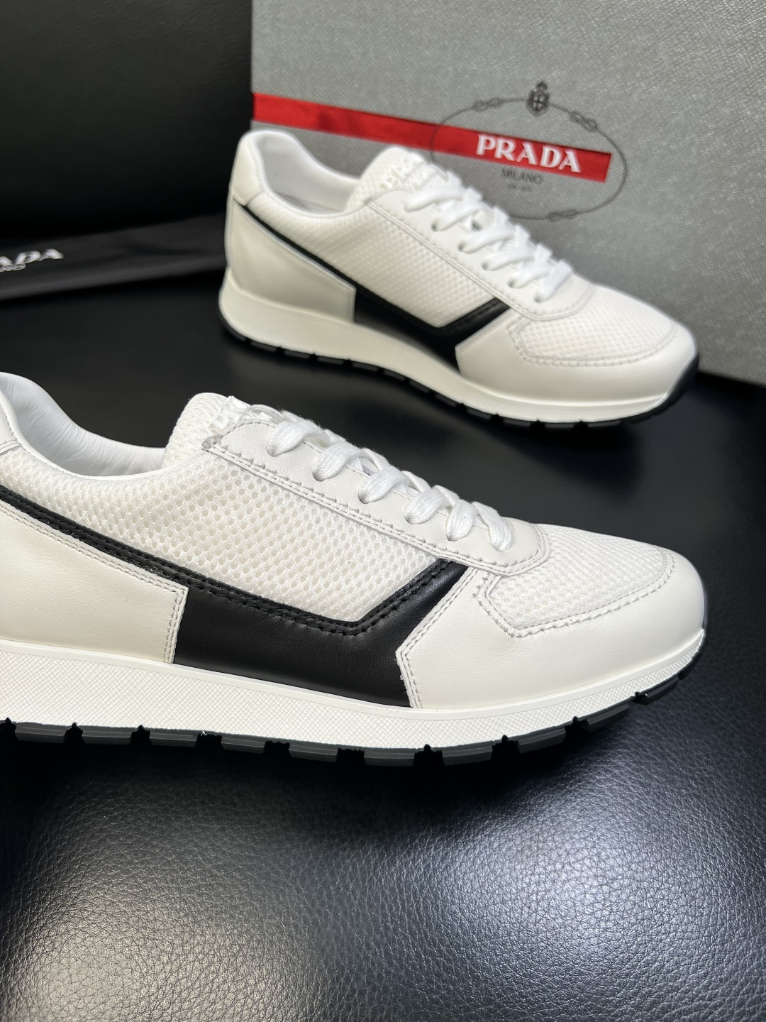 PRADA 高品质 顶级工艺品 普拉达 专柜同步 原厂配置，意大利进口原版牛皮面料，透气舒适进口水染牛里