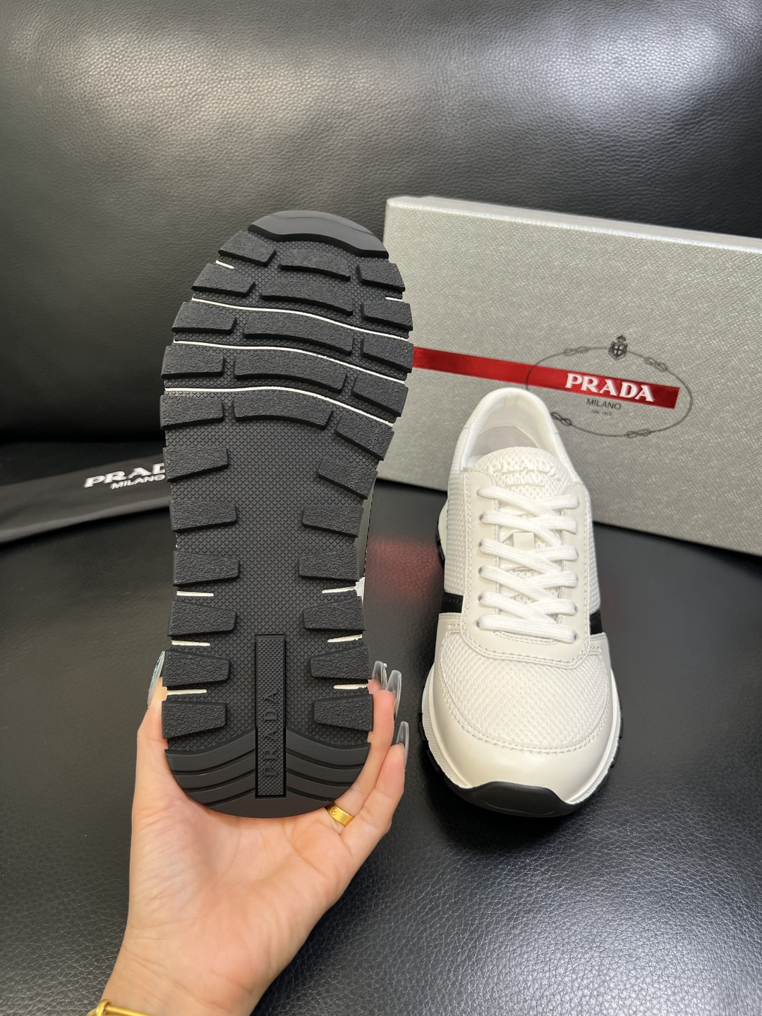 PRADA 高品质 顶级工艺品 普拉达 专柜同步 原厂配置，意大利进口原版牛皮面料，透气舒适进口水染牛里