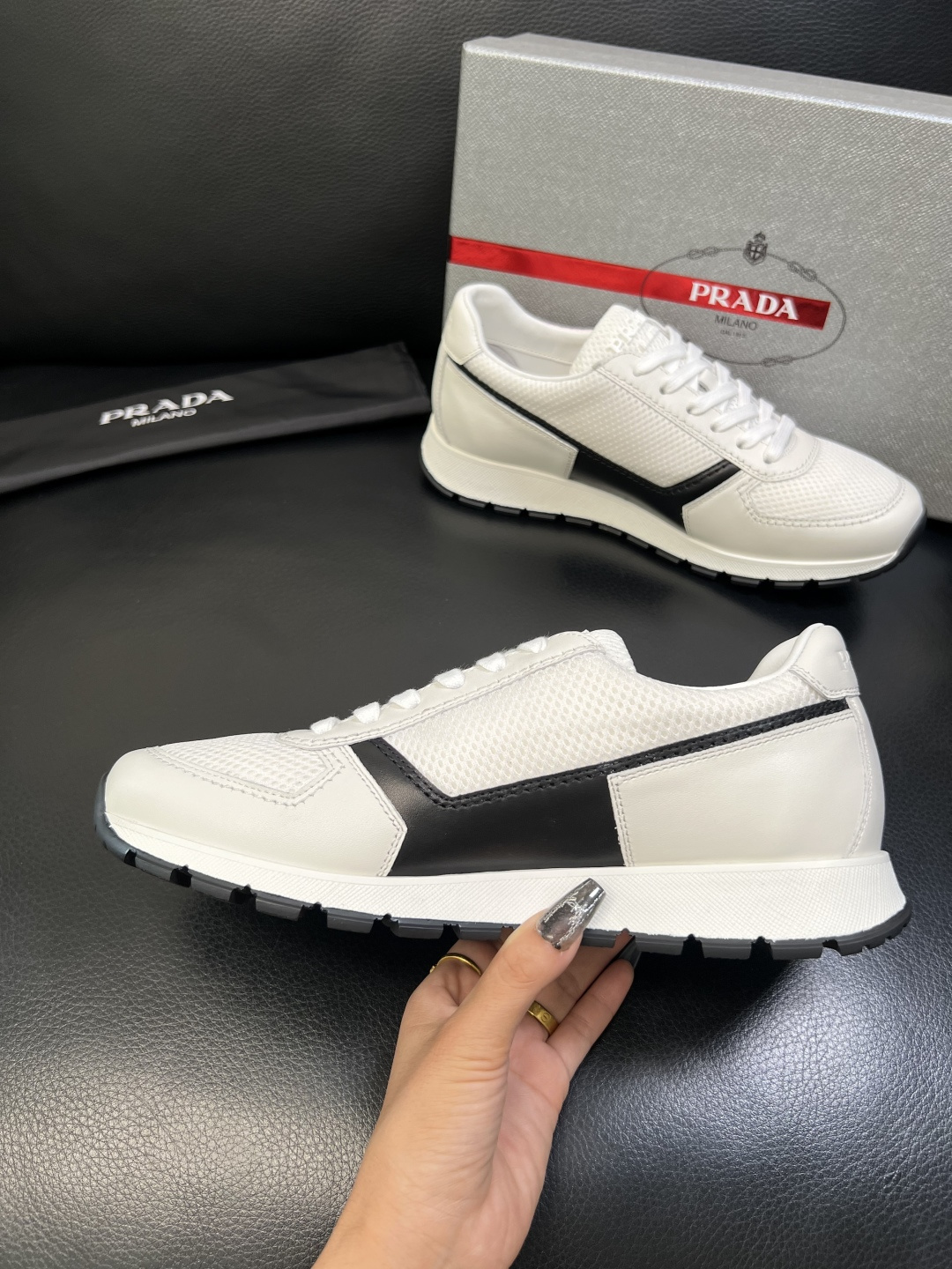 PRADA 高品质 顶级工艺品 普拉达 专柜同步 原厂配置，意大利进口原版牛皮面料，透气舒适进口水染牛里