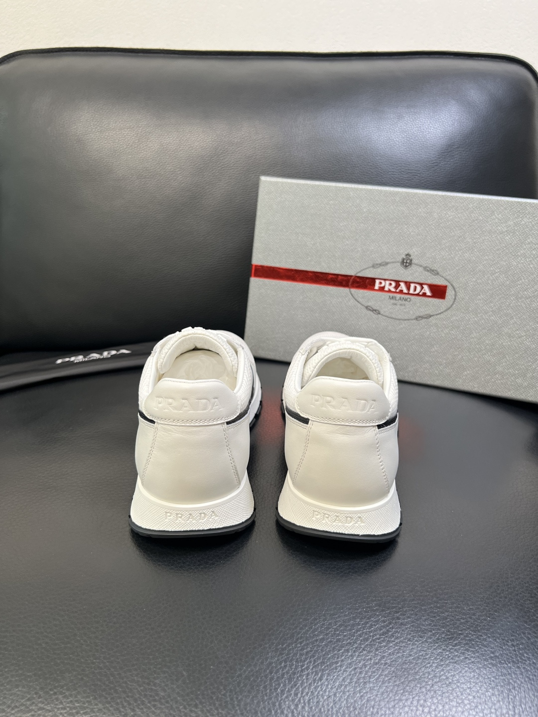 PRADA 高品质 顶级工艺品 普拉达 专柜同步 原厂配置，意大利进口原版牛皮面料，透气舒适进口水染牛里