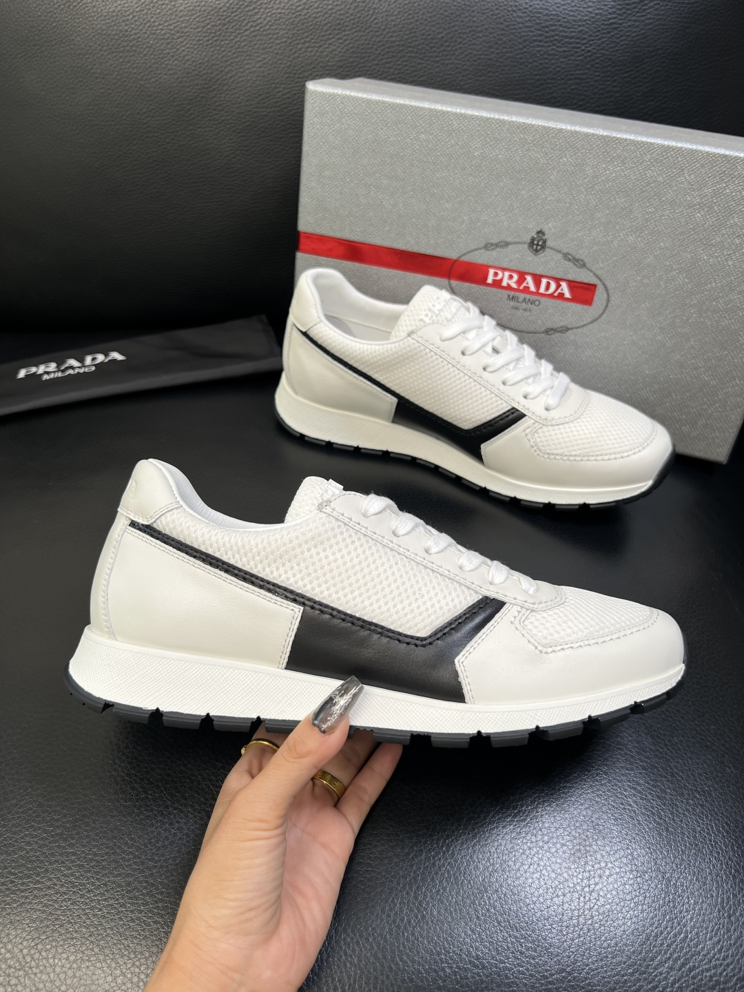 PRADA 高品质 顶级工艺品 普拉达 专柜同步 原厂配置，意大利进口原版牛皮面料，透气舒适进口水染牛里