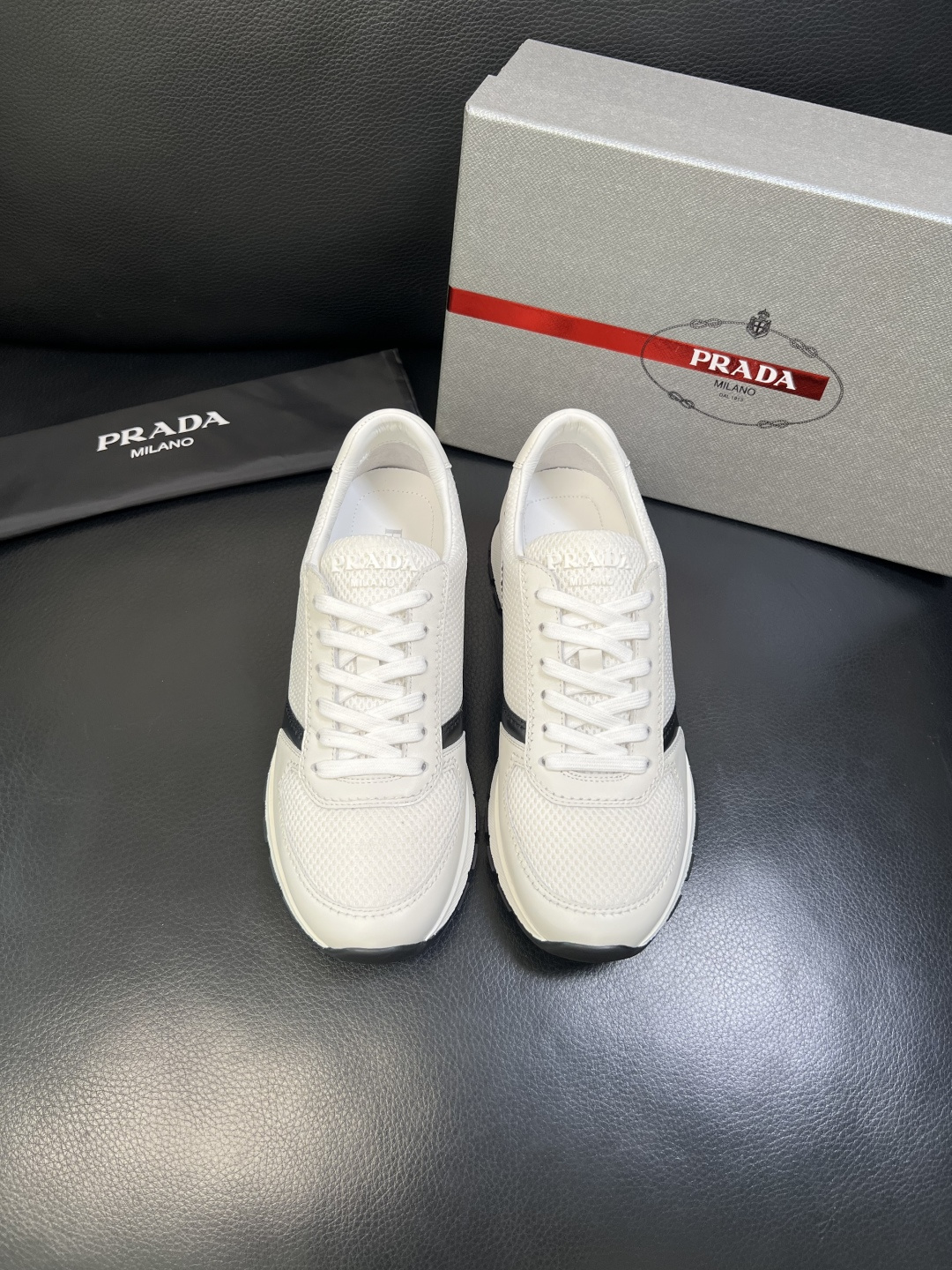 PRADA 高品质 顶级工艺品 普拉达 专柜同步 原厂配置，意大利进口原版牛皮面料，透气舒适进口水染牛里