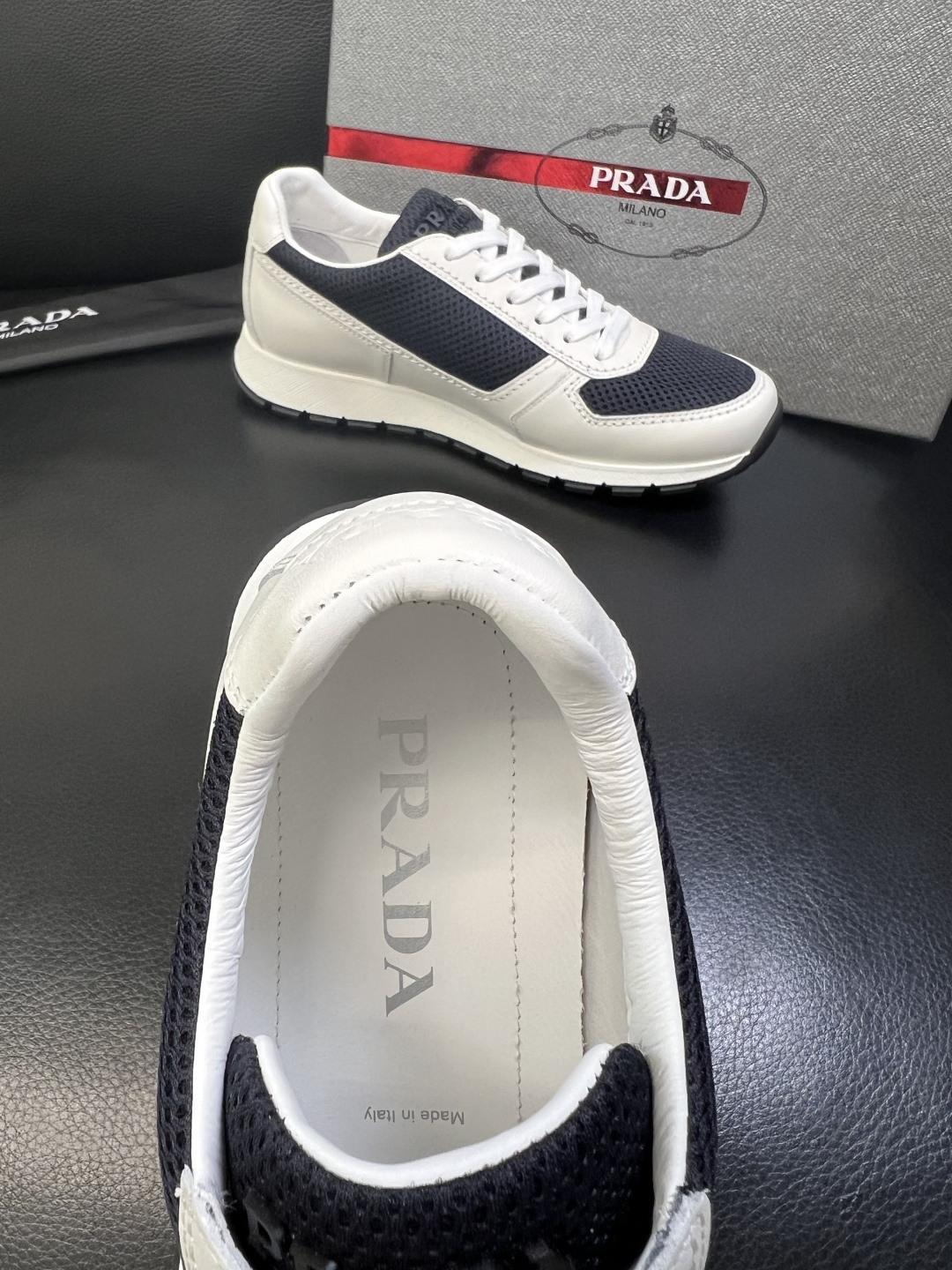 PRADA 高品质 顶级工艺品 普拉达 专柜同步 原厂配置，意大利进口原版牛皮面料，透气舒适进口水染牛里