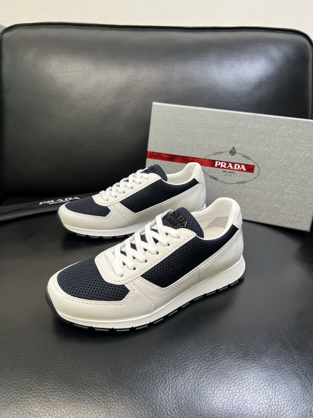 PRADA 高品质 顶级工艺品 普拉达 专柜同步 原厂配置，意大利进口原版牛皮面料，透气舒适进口水染牛里