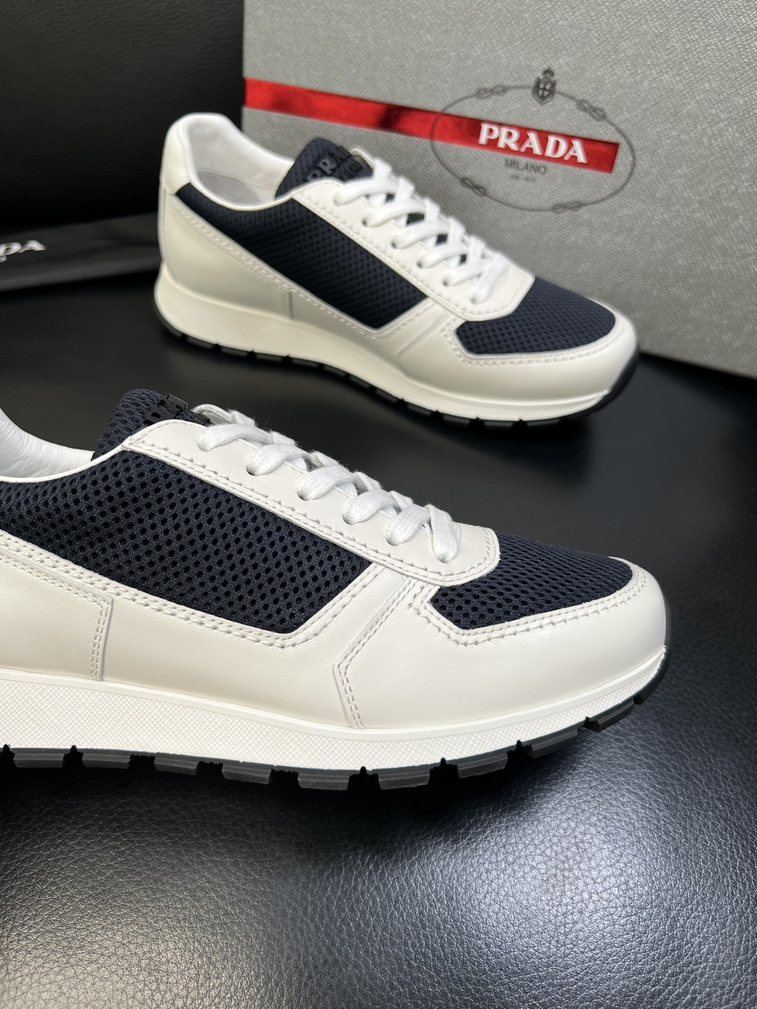 PRADA 高品质 顶级工艺品 普拉达 专柜同步 原厂配置，意大利进口原版牛皮面料，透气舒适进口水染牛里