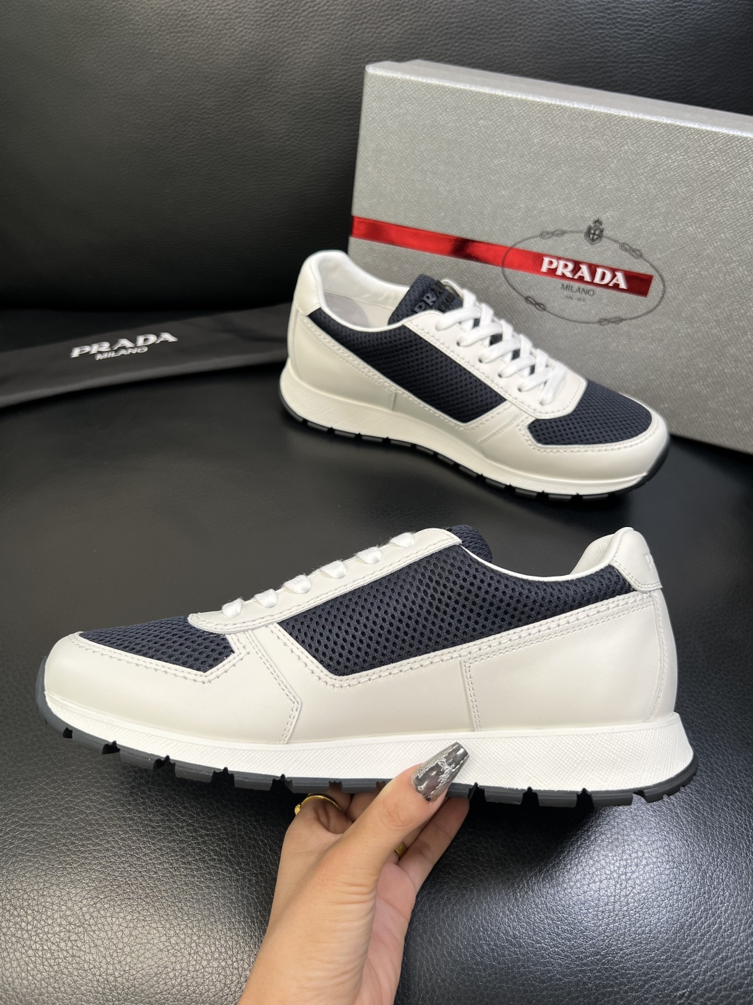 PRADA 高品质 顶级工艺品 普拉达 专柜同步 原厂配置，意大利进口原版牛皮面料，透气舒适进口水染牛里