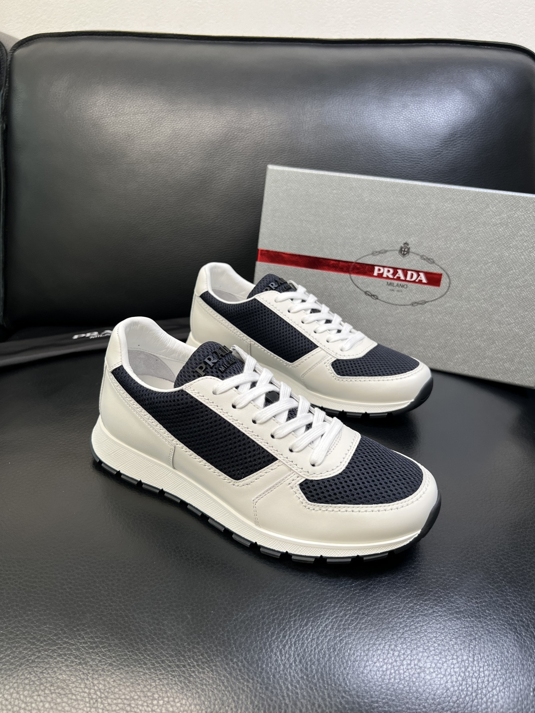 PRADA 高品质 顶级工艺品 普拉达 专柜同步 原厂配置，意大利进口原版牛皮面料，透气舒适进口水染牛里