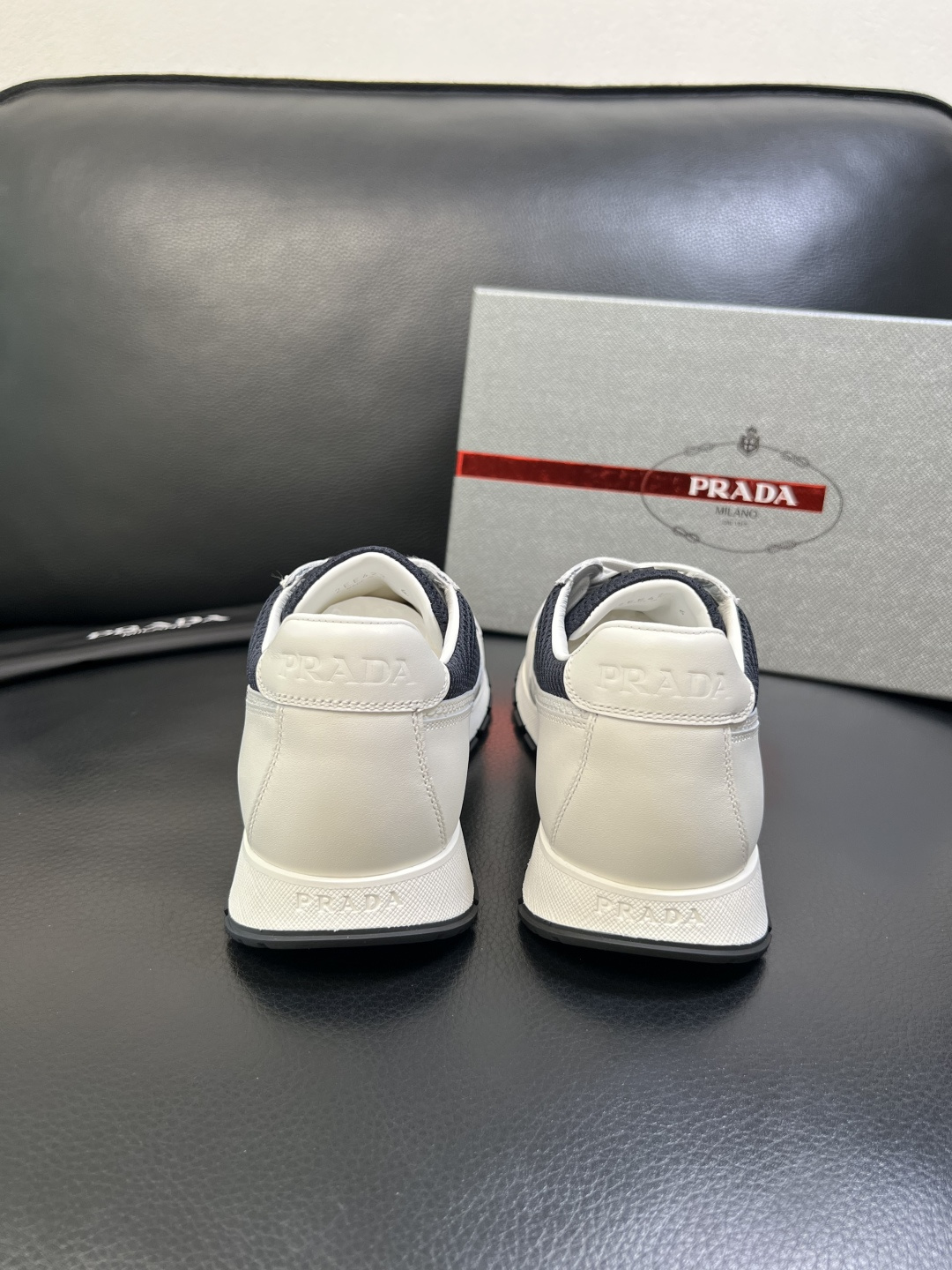 PRADA 高品质 顶级工艺品 普拉达 专柜同步 原厂配置，意大利进口原版牛皮面料，透气舒适进口水染牛里