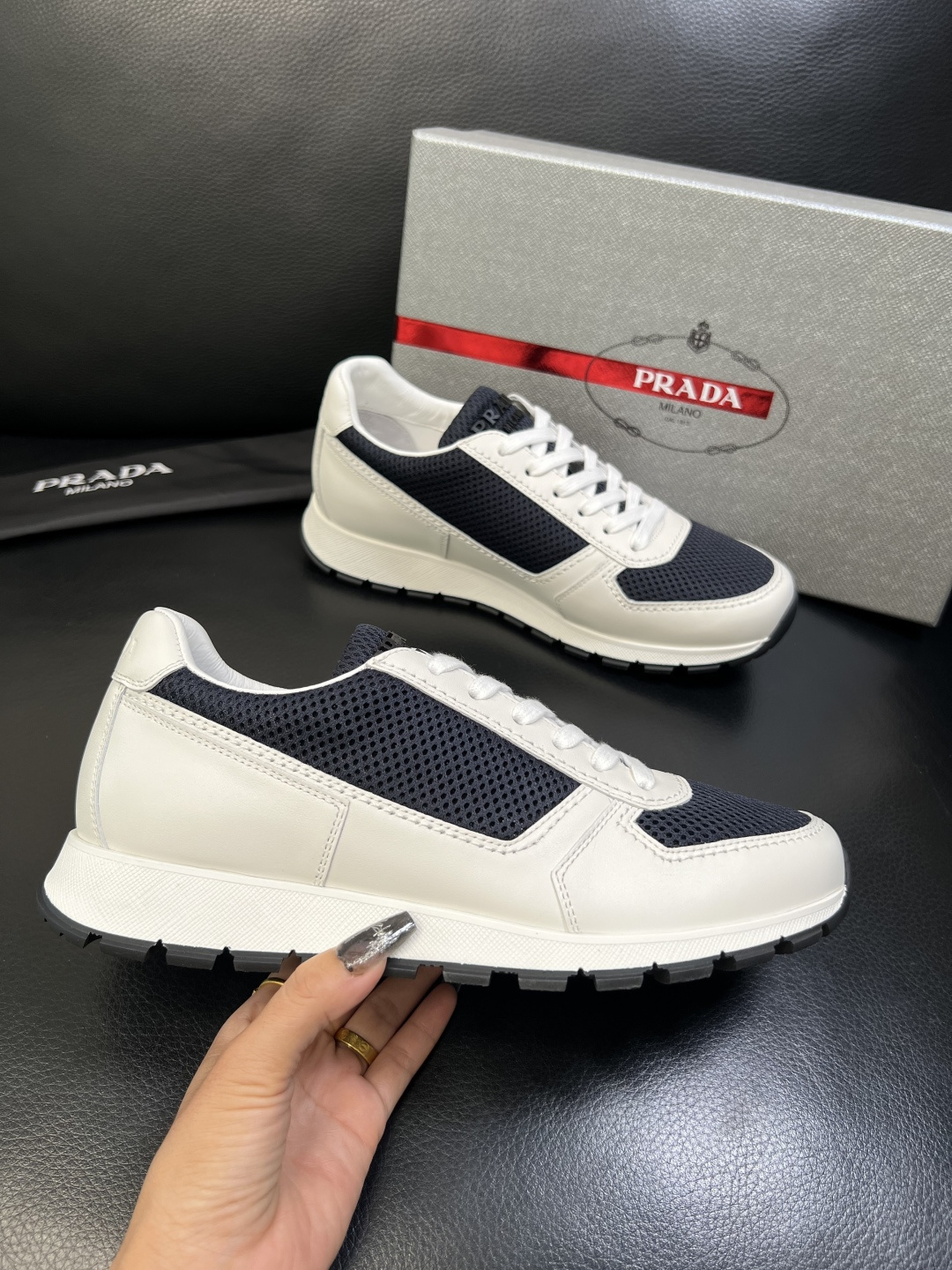 PRADA 高品质 顶级工艺品 普拉达 专柜同步 原厂配置，意大利进口原版牛皮面料，透气舒适进口水染牛里