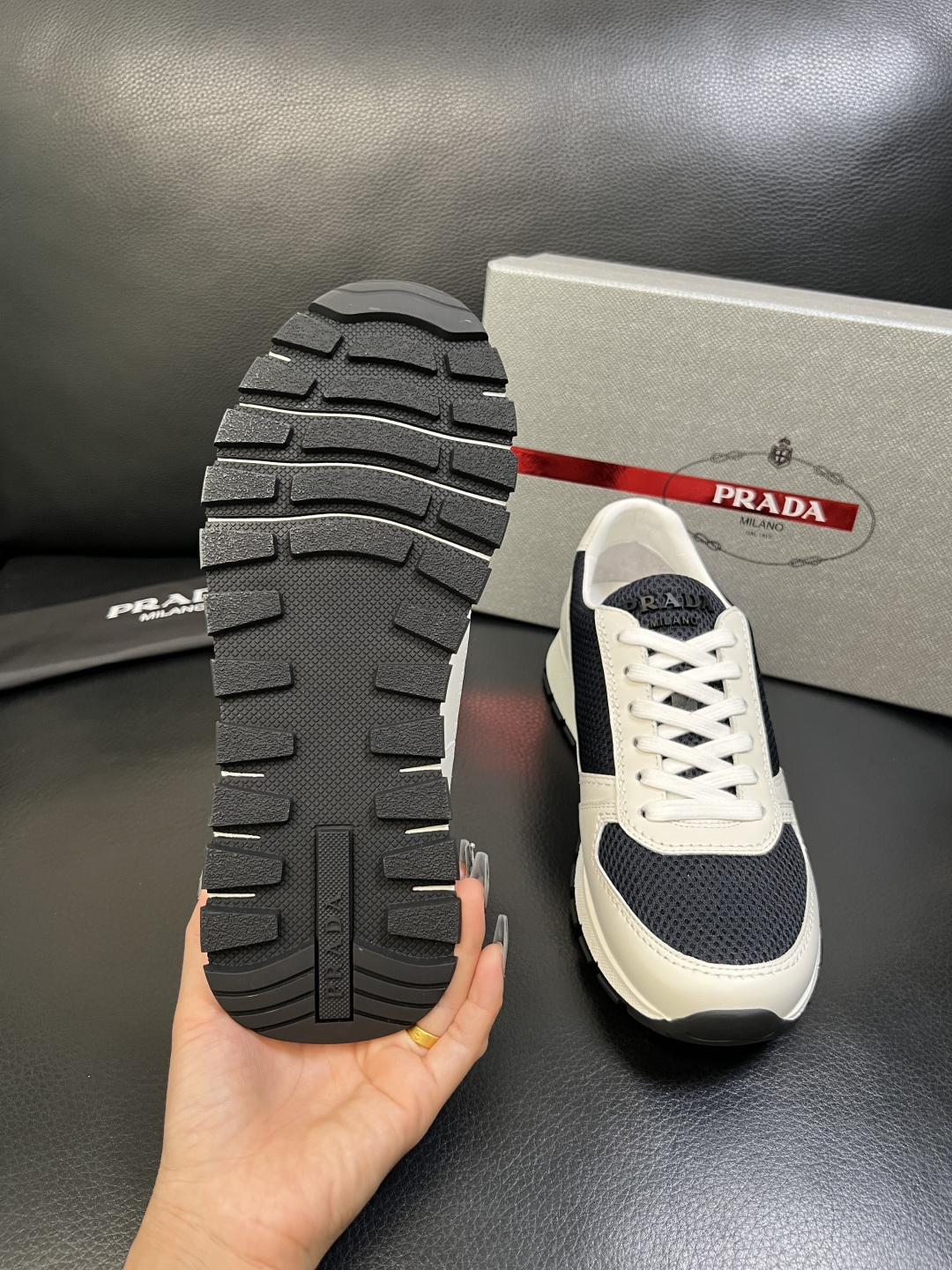 PRADA 高品质 顶级工艺品 普拉达 专柜同步 原厂配置，意大利进口原版牛皮面料，透气舒适进口水染牛里