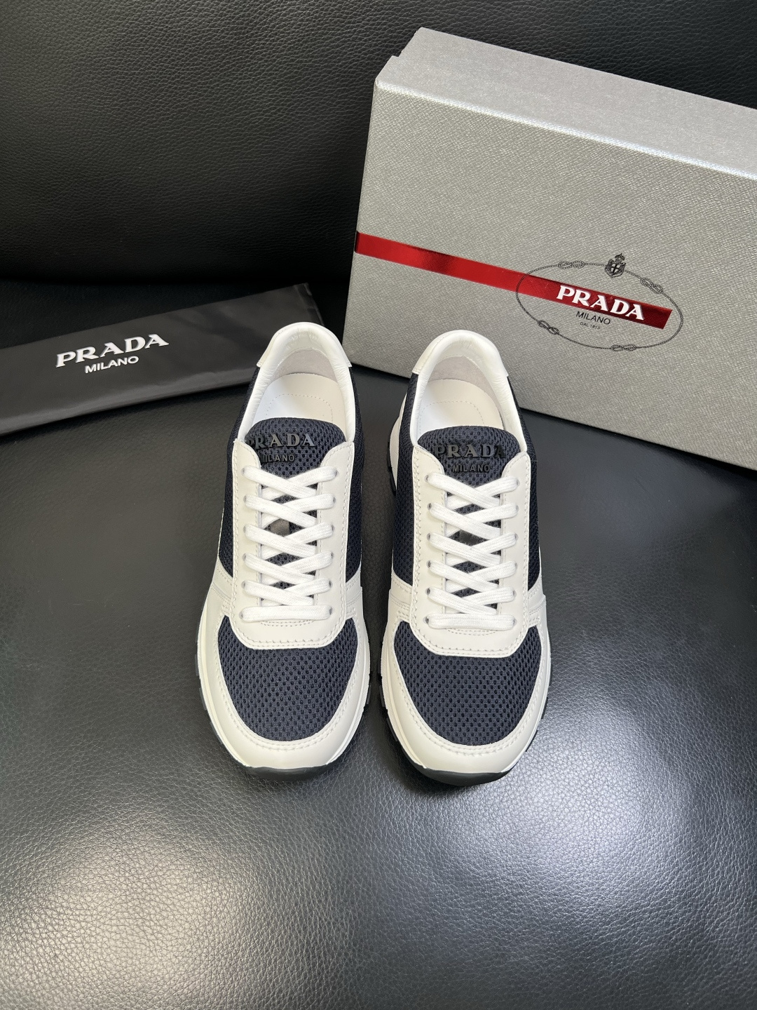 PRADA 高品质 顶级工艺品 普拉达 专柜同步 原厂配置，意大利进口原版牛皮面料，透气舒适进口水染牛里