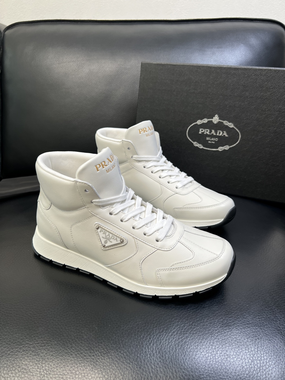 PRADA 高品质 顶级工艺品 普拉达 专柜同步 原厂配置，意大利进口原版牛皮面料，透气舒适进口水染牛里