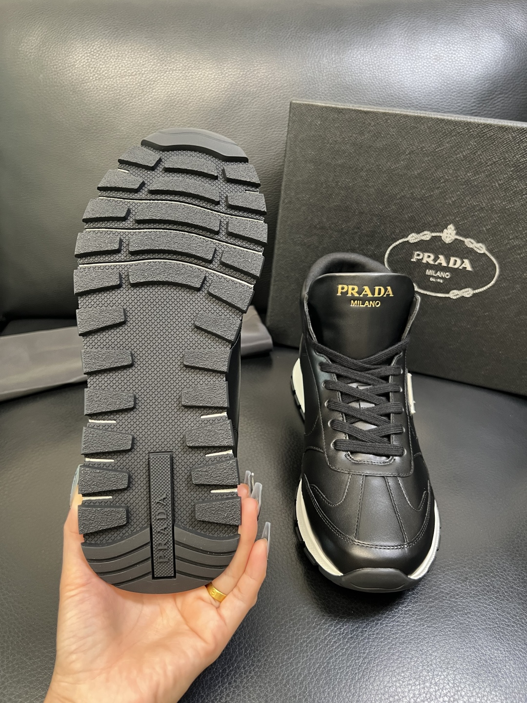 PRADA 高品质 顶级工艺品 普拉达 专柜同步 原厂配置，意大利进口原版牛皮面料，透气舒适进口水染牛里