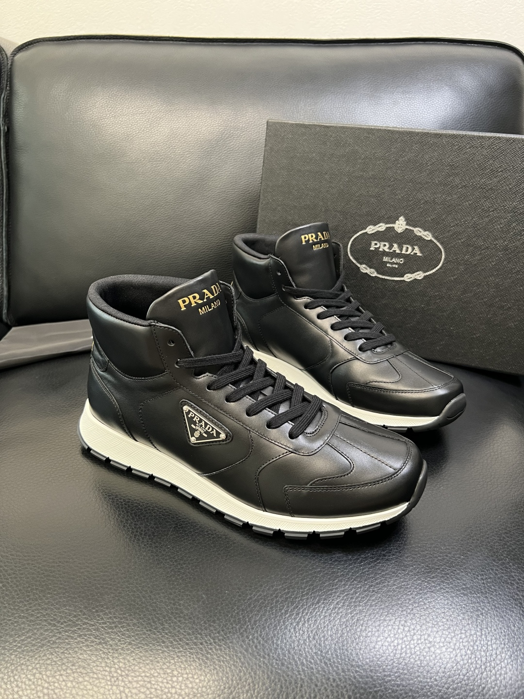 PRADA 高品质 顶级工艺品 普拉达 专柜同步 原厂配置，意大利进口原版牛皮面料，透气舒适进口水染牛里